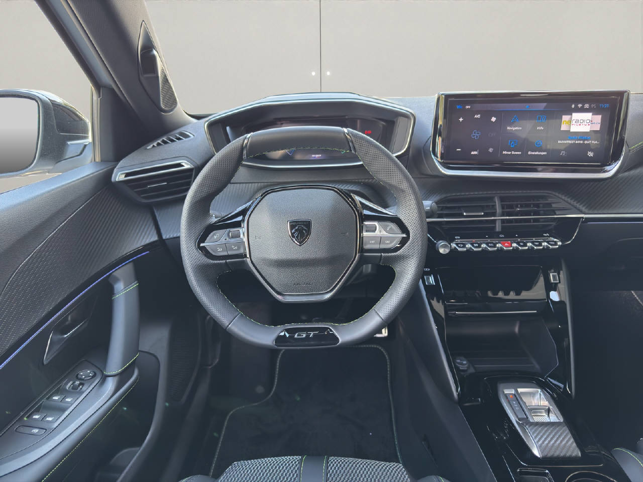 PEUGEOT 2008 1.2 Hybrid 145 GT-image-6