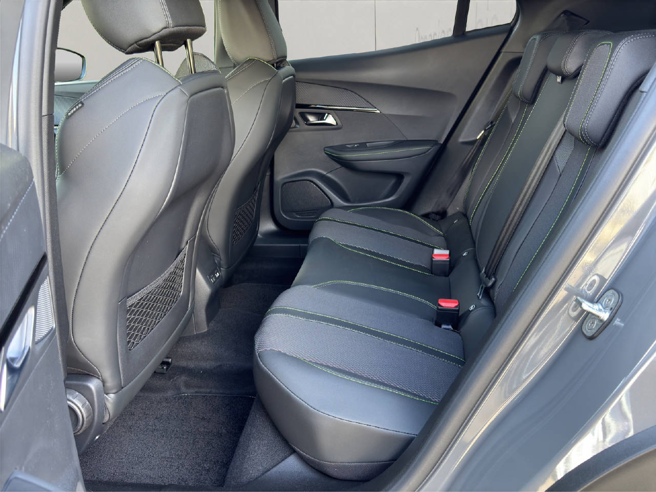 PEUGEOT 2008 1.2 Hybrid 145 GT-image-4