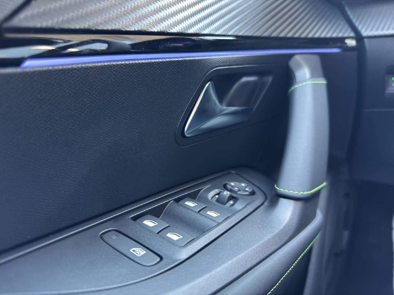 PEUGEOT 2008 1.2 Hybrid 145 GT-image-11