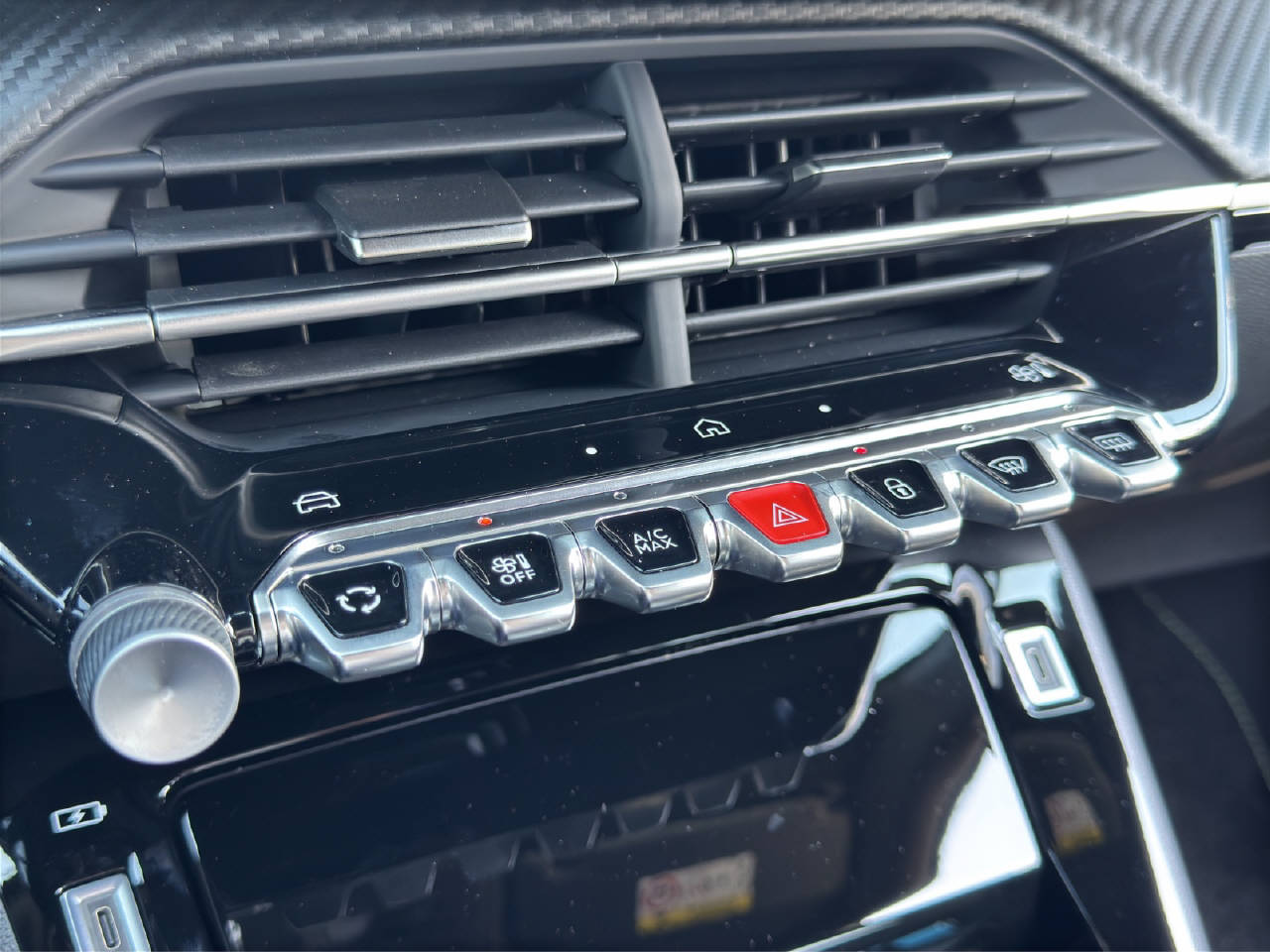 PEUGEOT 2008 1.2 Hybrid 145 GT-image-12