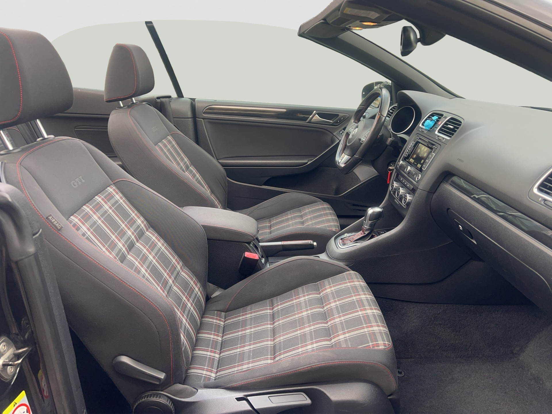 VW Golf Cabrio 2.0 TSI GTI DSG-image-14