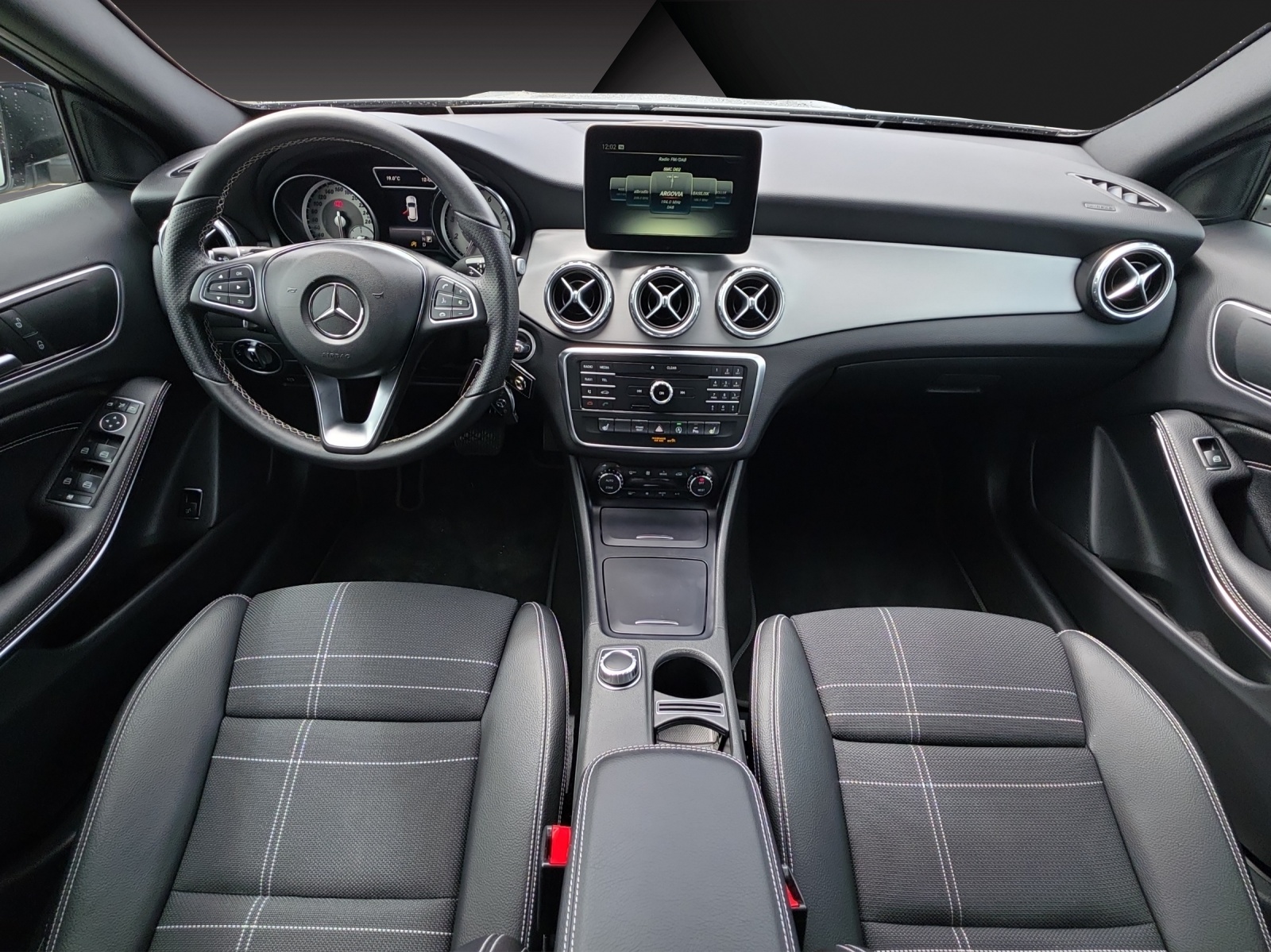 MERCEDES-BENZ GLA 200 Night Star 7G-DCT-image-9