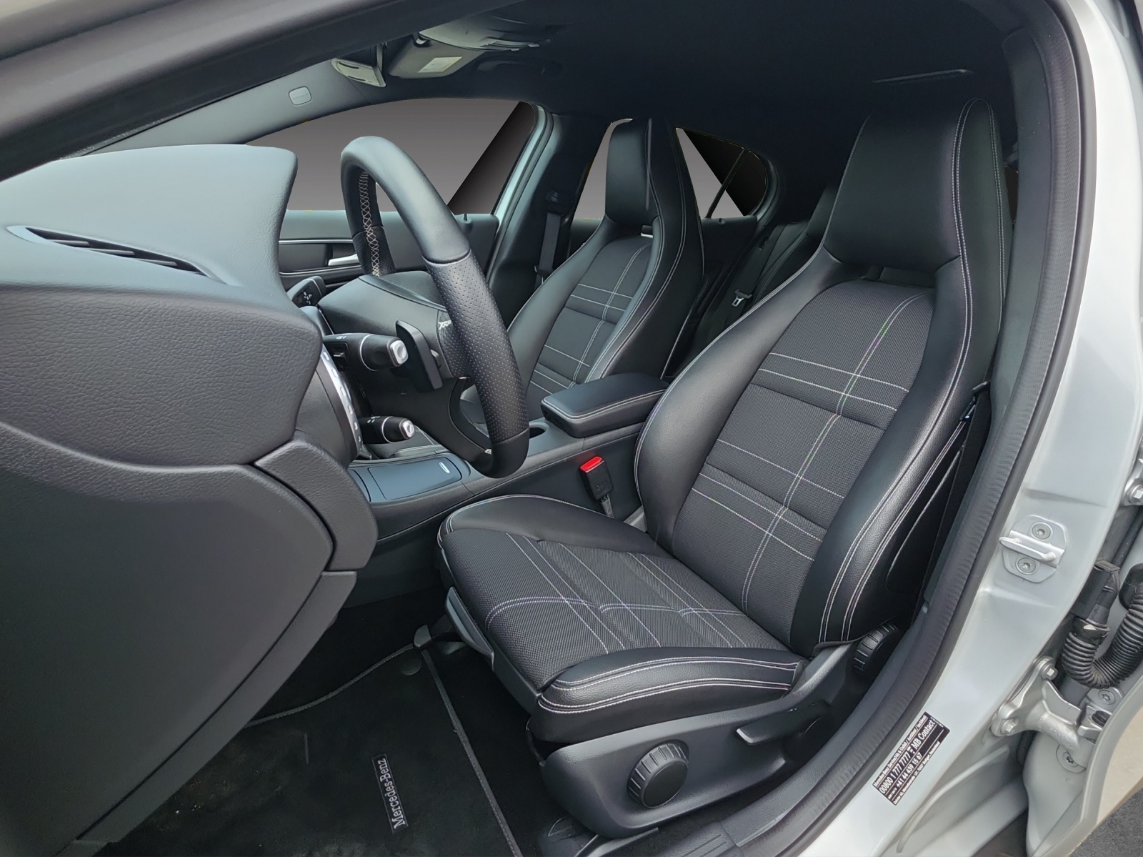 MERCEDES-BENZ GLA 200 Night Star 7G-DCT-image-14