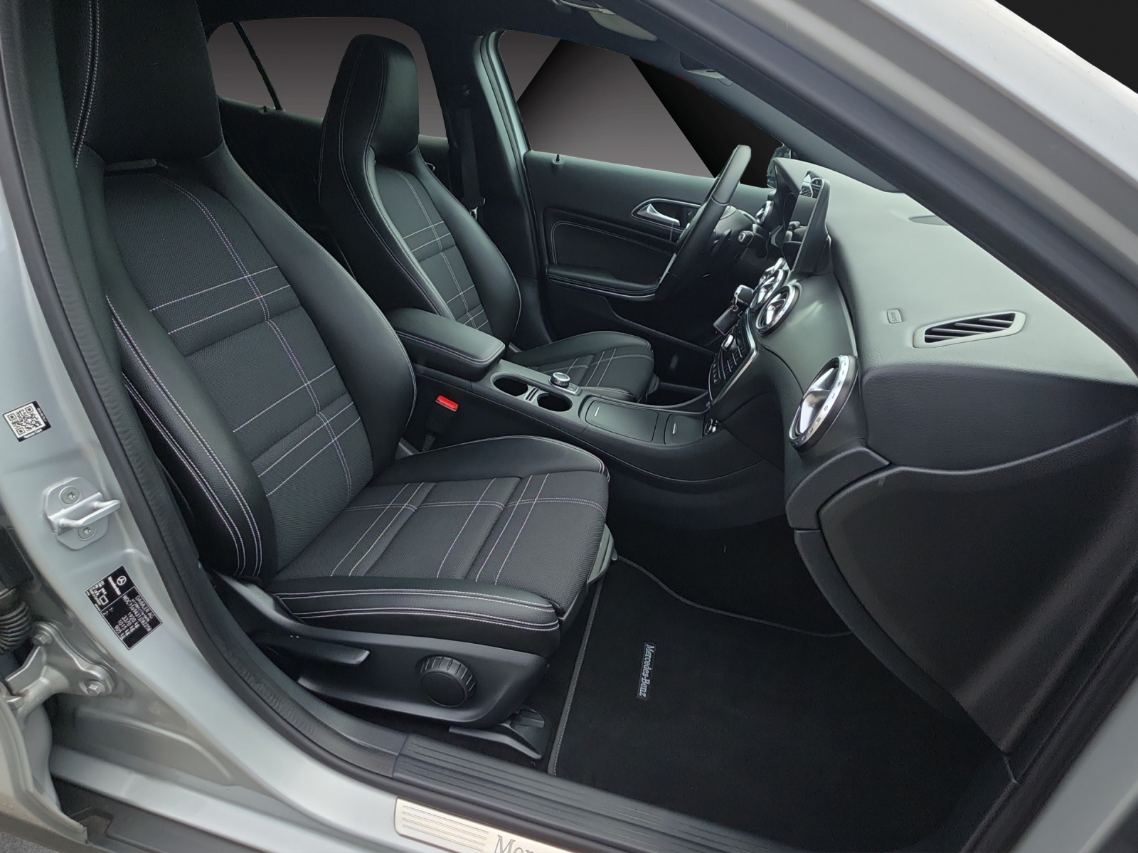 MERCEDES-BENZ GLA 200 Night Star 7G-DCT-image-16