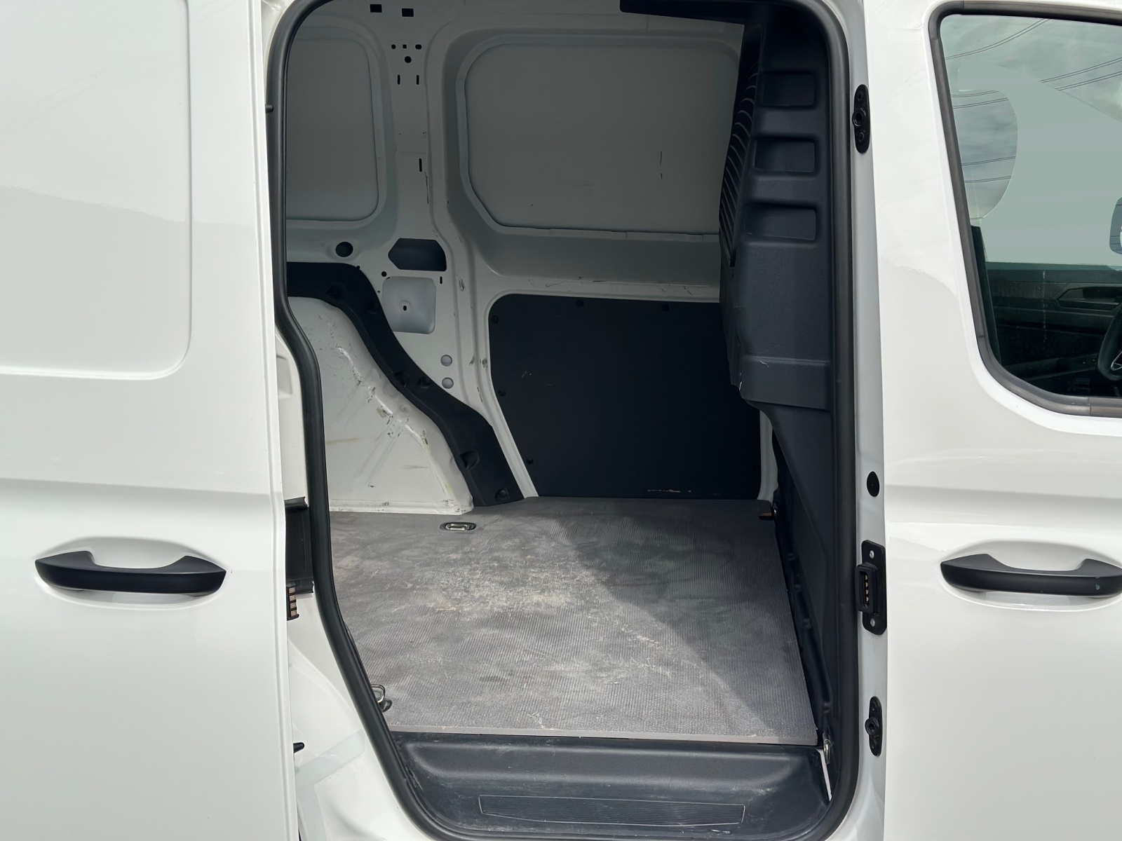 VW Caddy Cargo 2.0TDI 4Motion-image-11