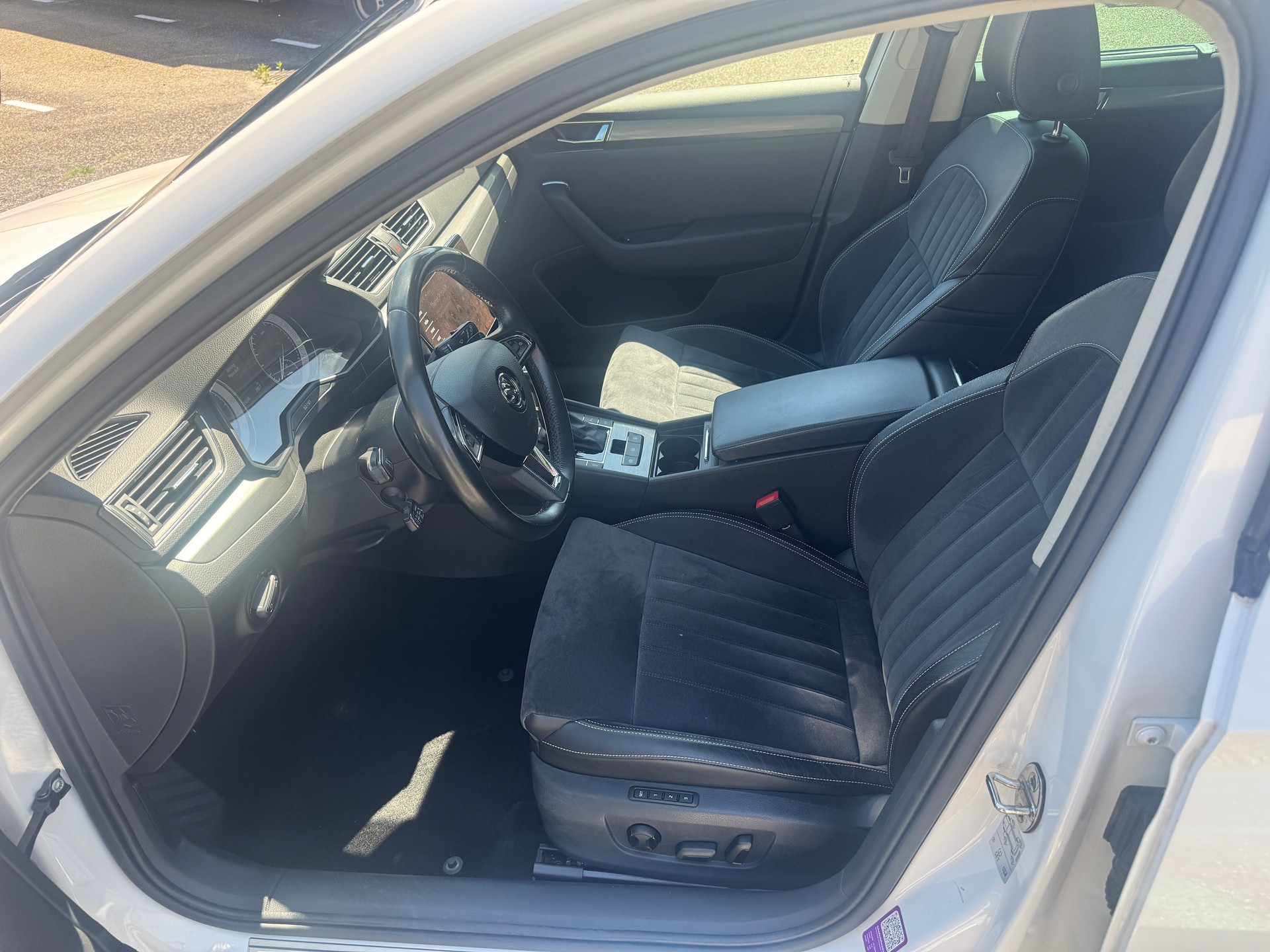 SKODA Superb Combi 2.0 TDi Style 4x4 DSG-image-11