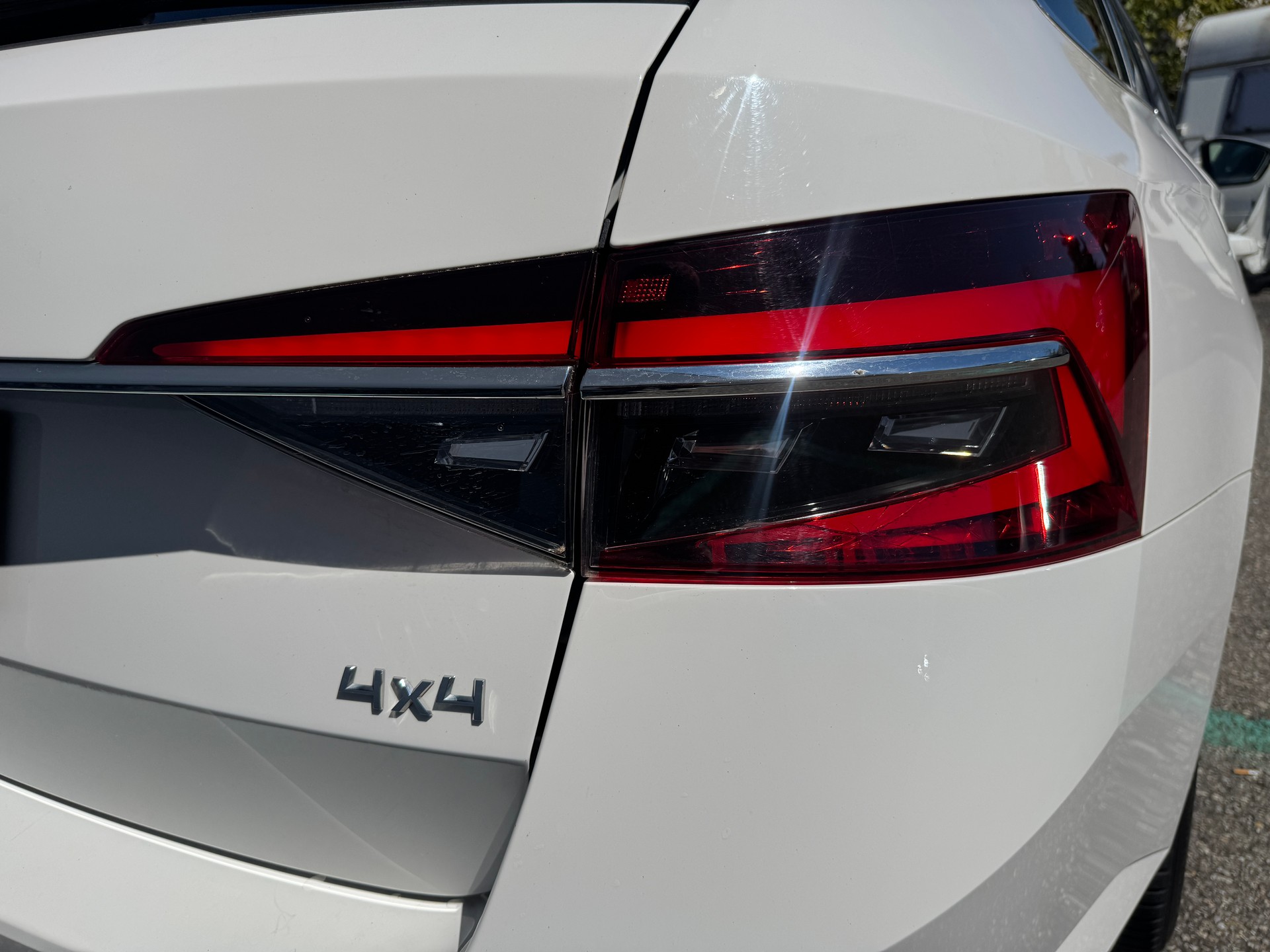 SKODA Superb Combi 2.0 TDi Style 4x4 DSG-image-10