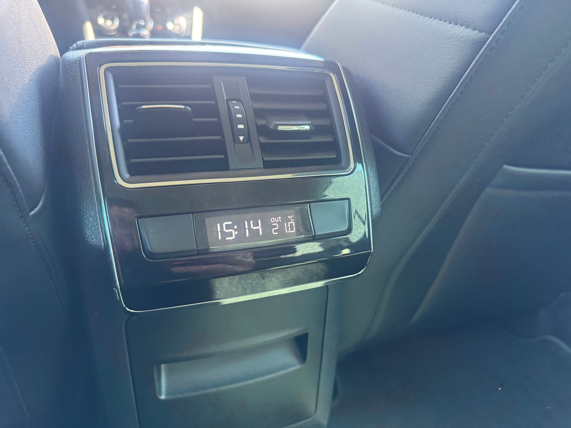 SKODA Superb Combi 2.0 TDi Style 4x4 DSG-image-21