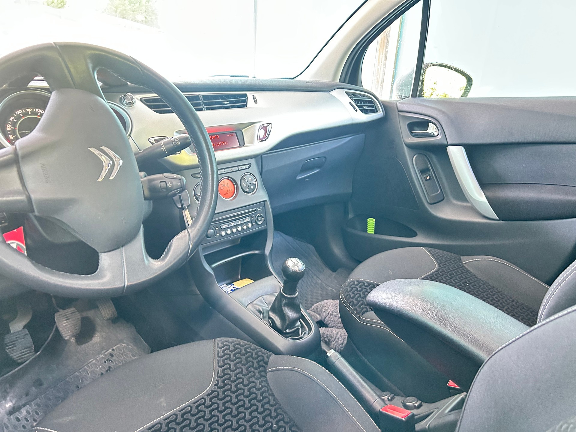 CITROEN C3 1.4i 16V Exclusive-image-8