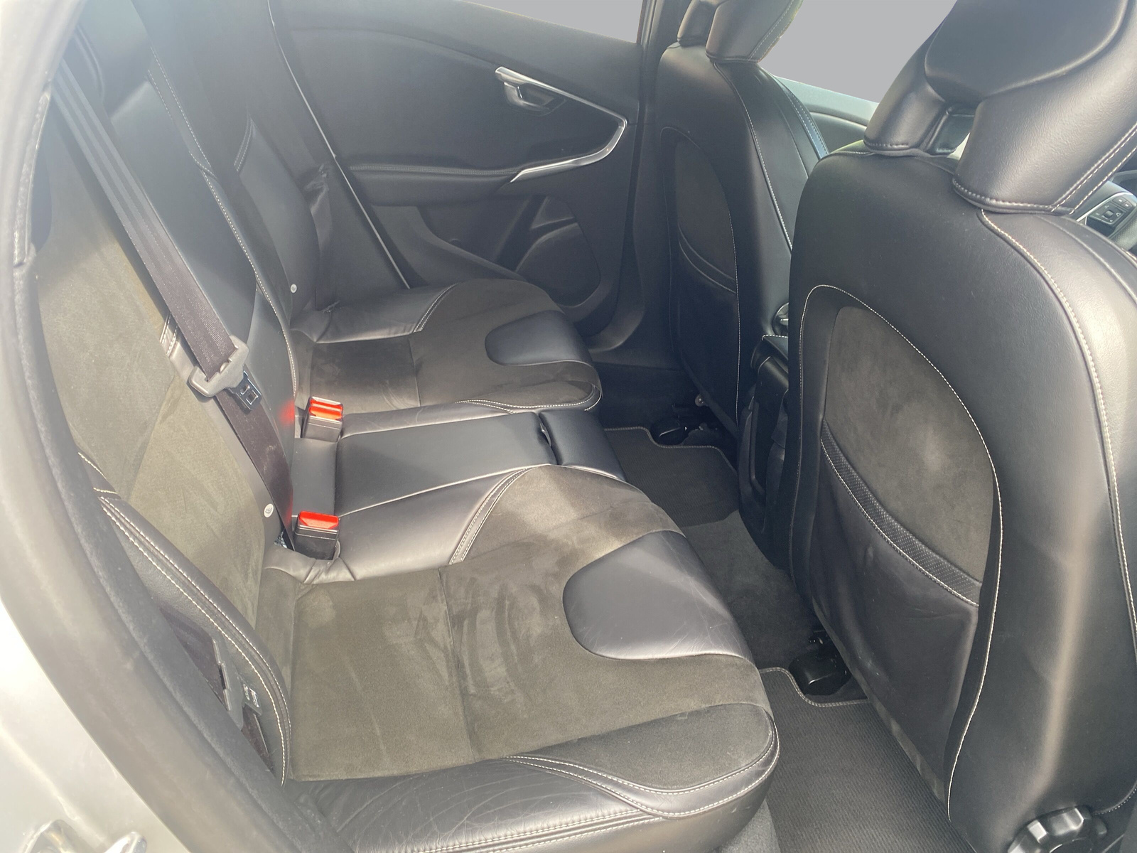 VOLVO V40 D2 Momentum R-Design-image-13