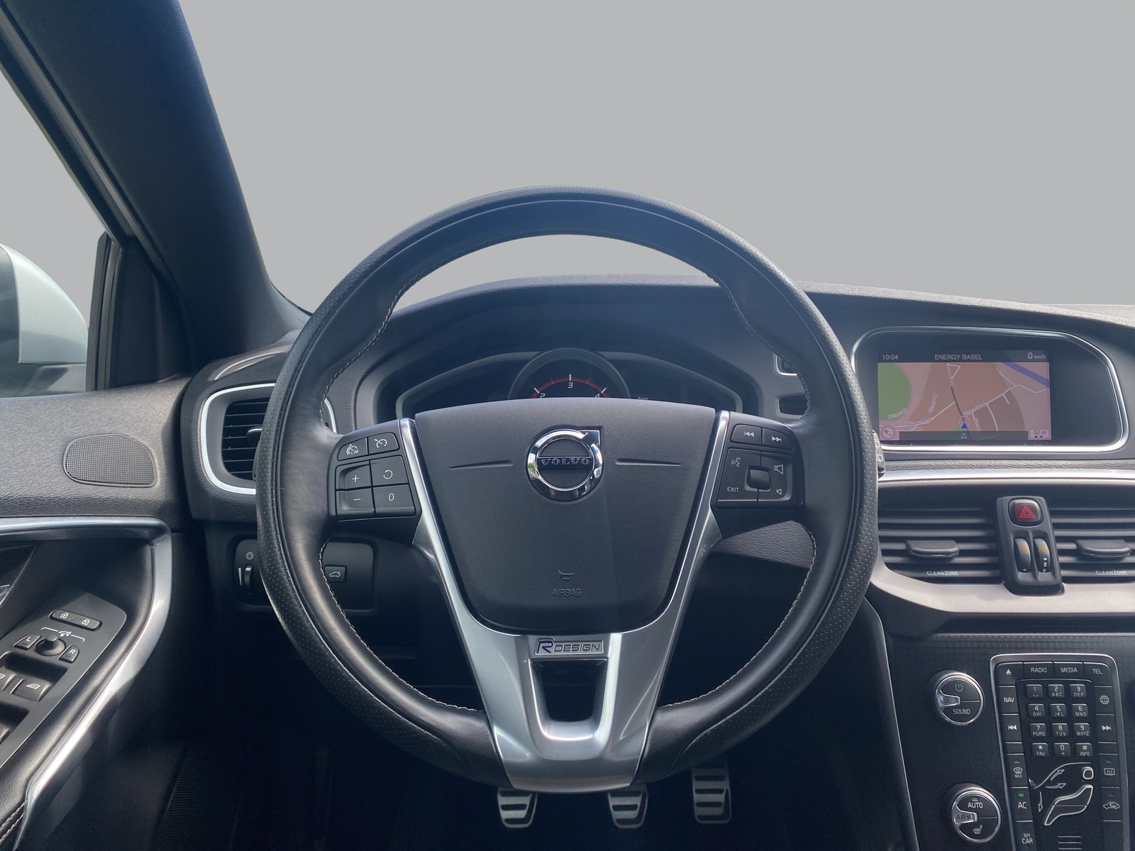 VOLVO V40 D2 Momentum R-Design-image-10