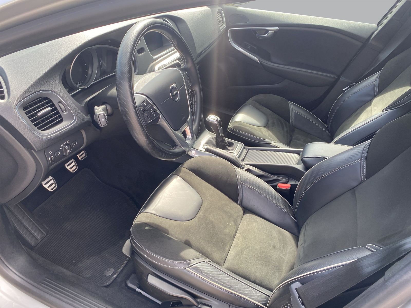 VOLVO V40 D2 Momentum R-Design-image-7