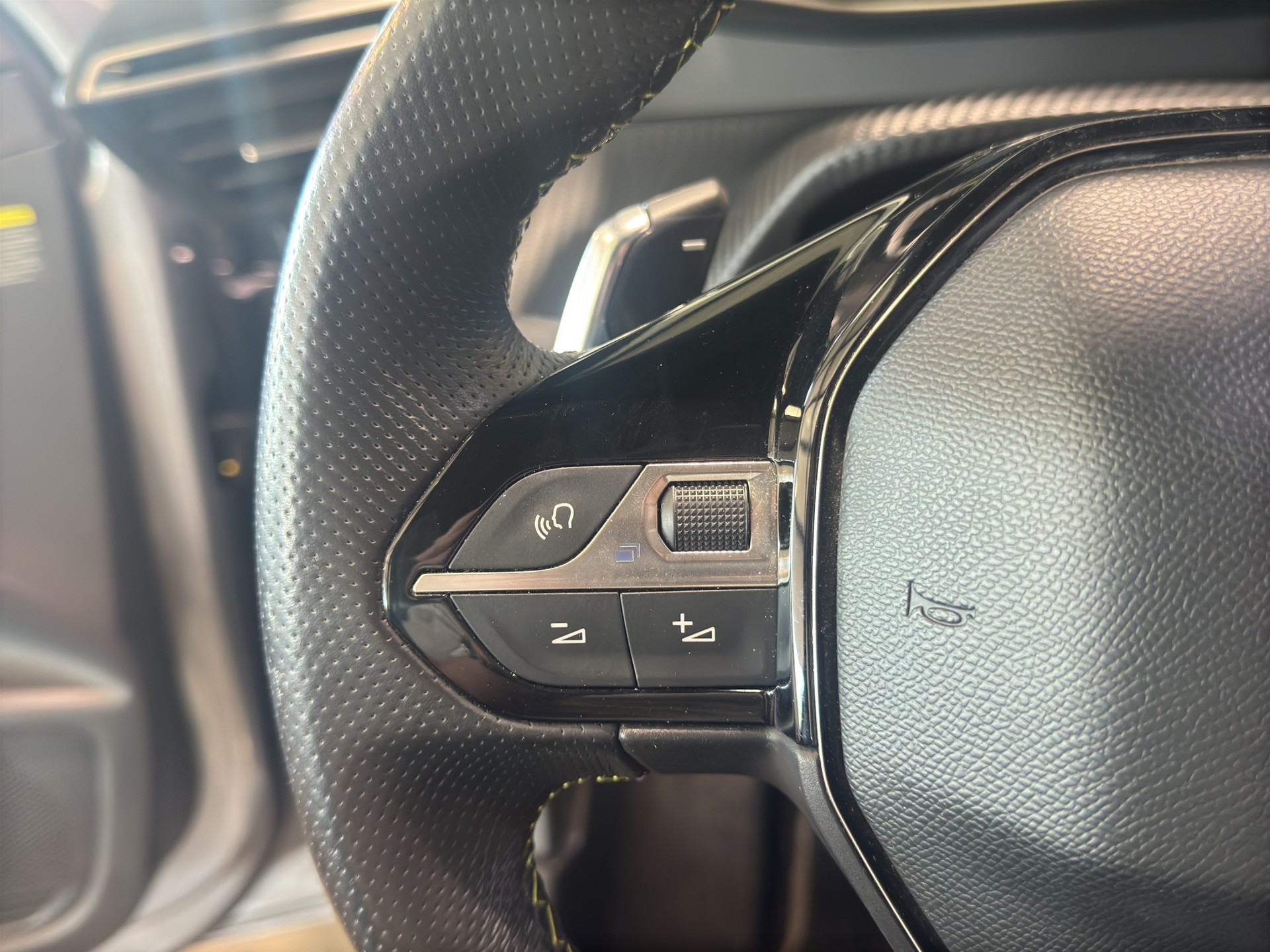 PEUGEOT 208 1.2 PureTech GT Line EAT8-image-18