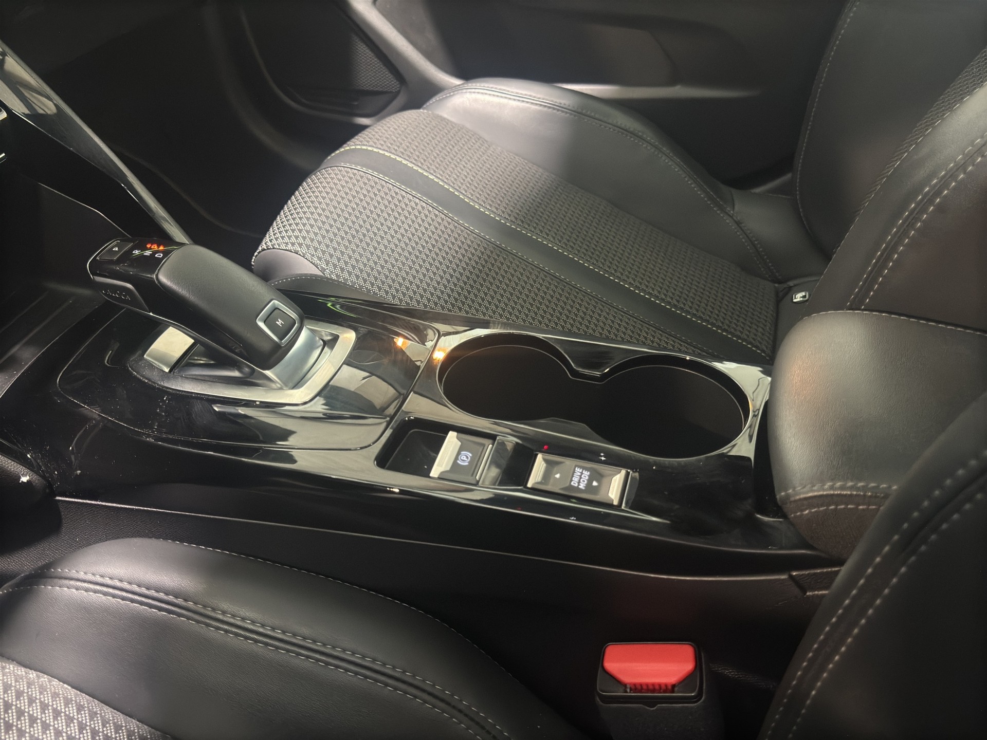 PEUGEOT 208 1.2 PureTech GT Line EAT8-image-12