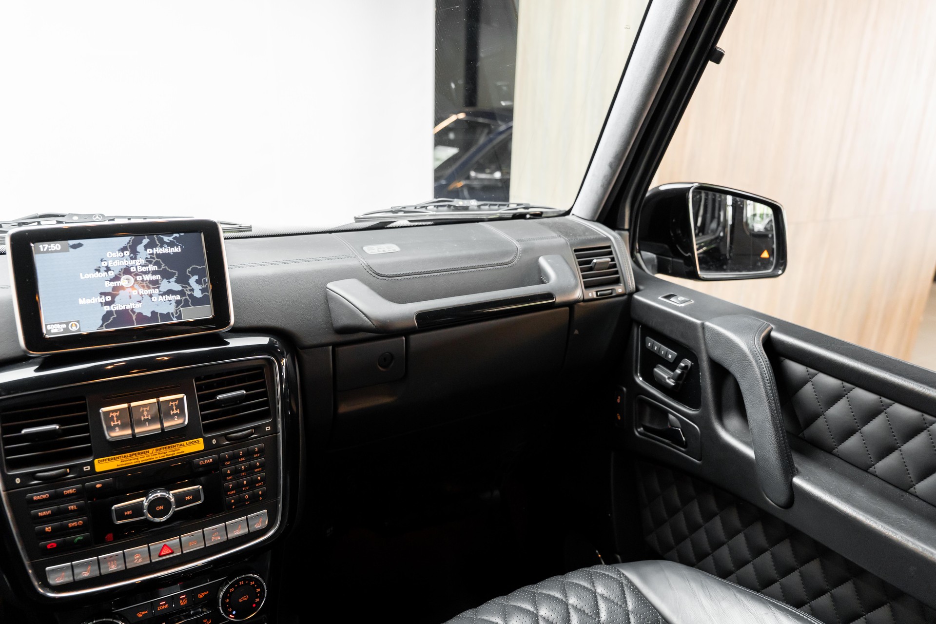 MERCEDES-BENZ G 63 AMG Automatic-image-17