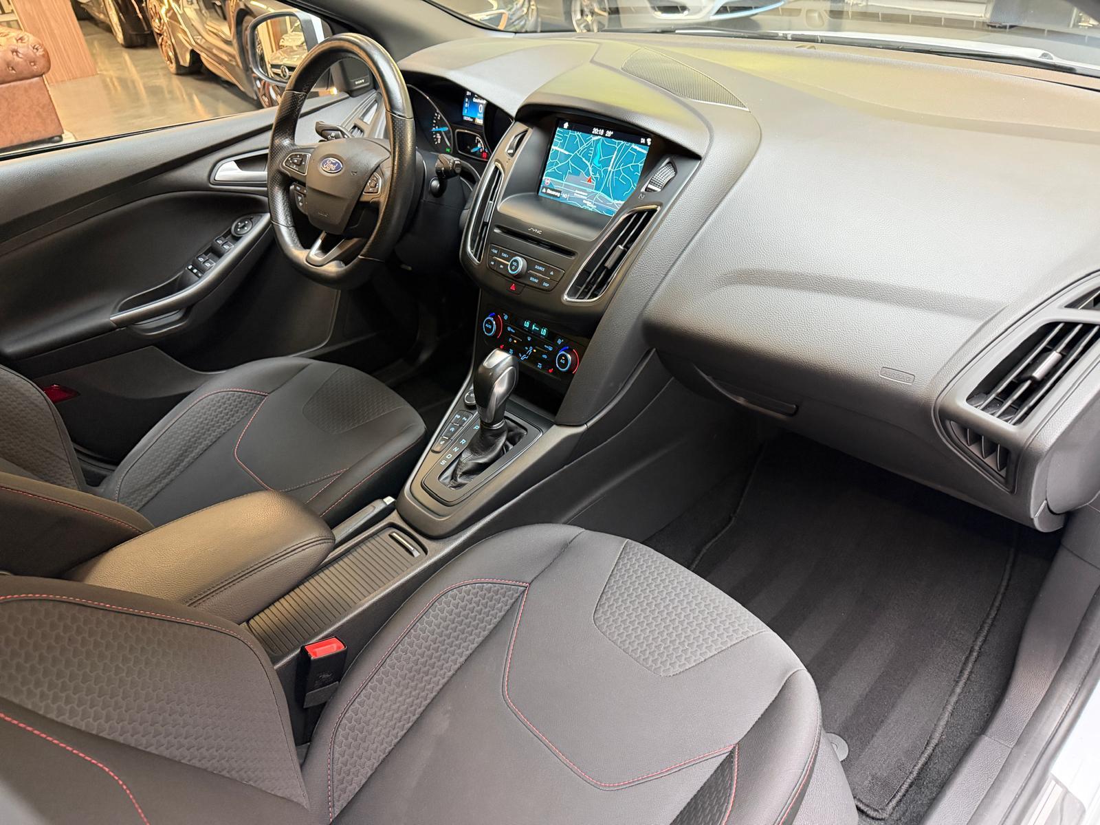 FORD Focus 1.0i EcoB 125 ST-Line Automat-image-16