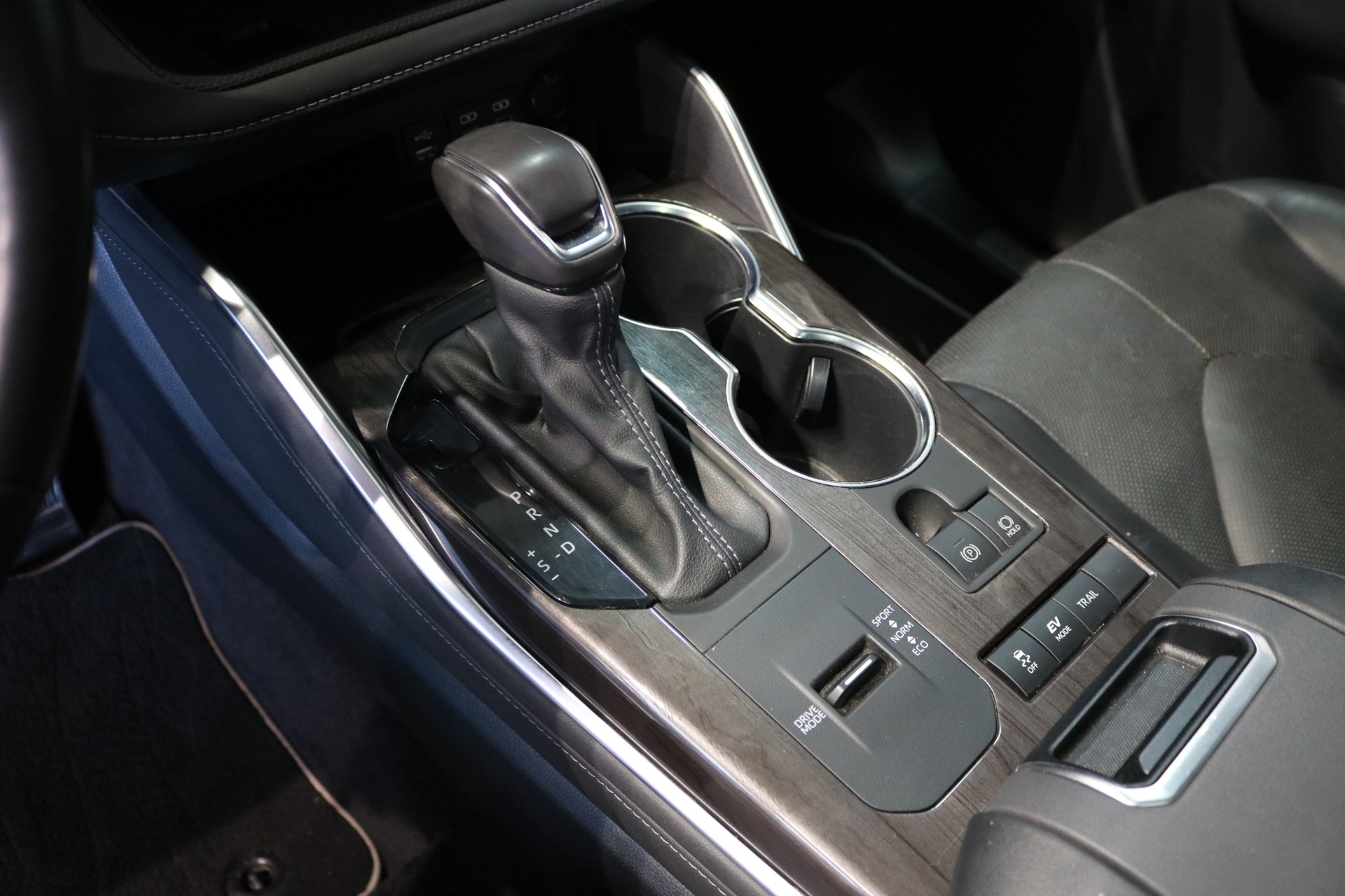 TOYOTA Highlander 2.5 HSD Premium e-CVT-image-40
