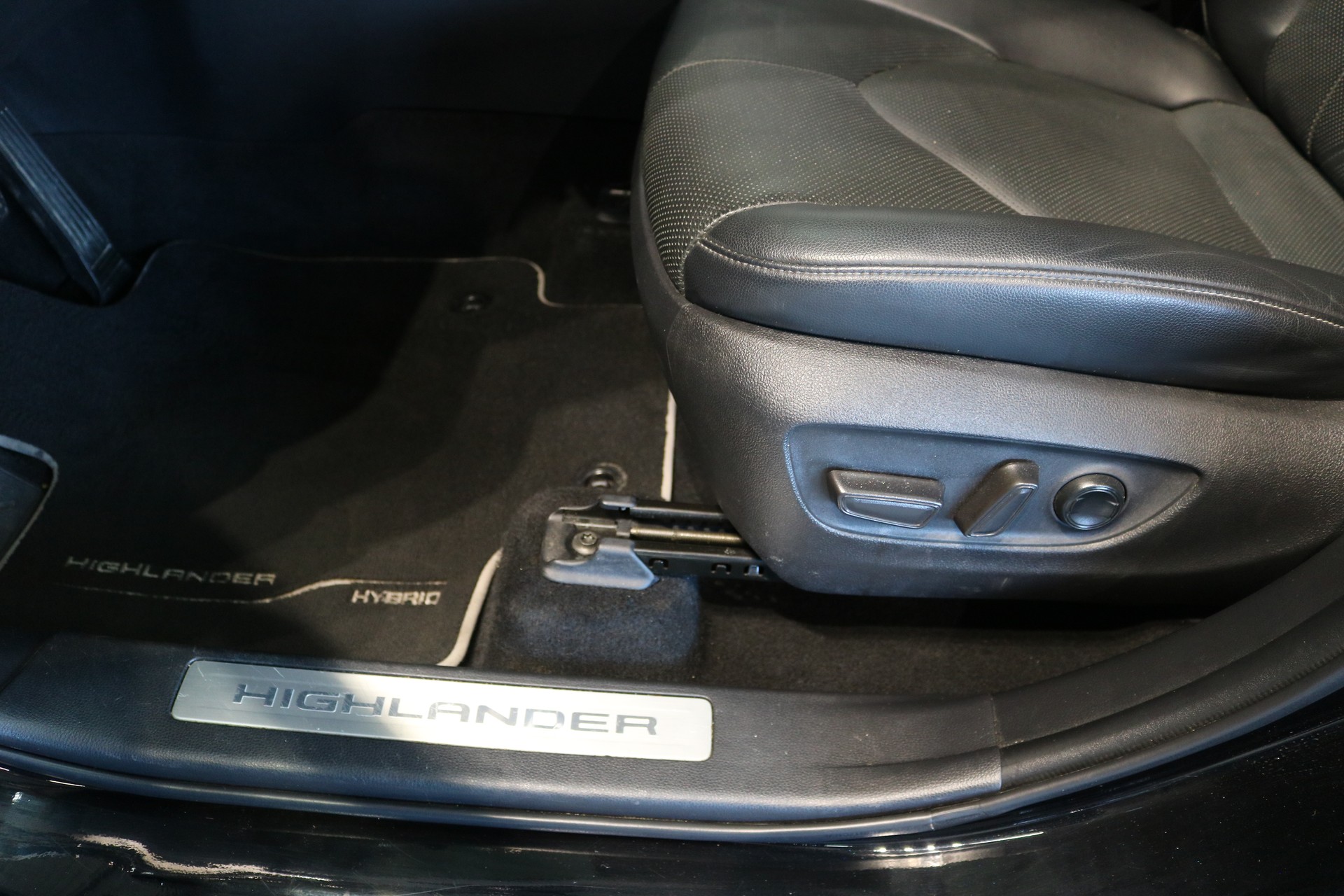 TOYOTA Highlander 2.5 HSD Premium e-CVT-image-38