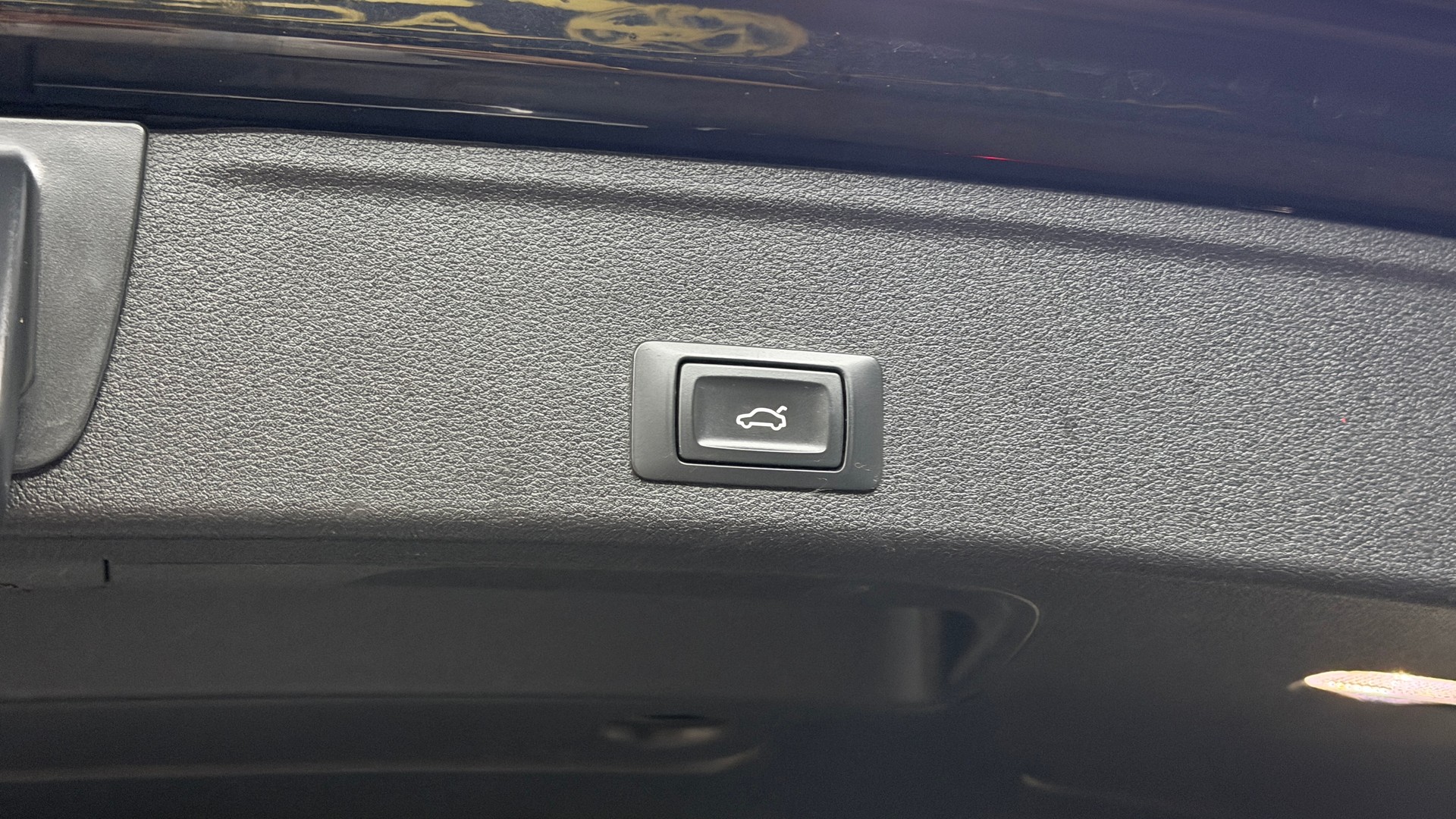 AUDI A4 Avant 40 TDI Design quattro S-tronic-image-13