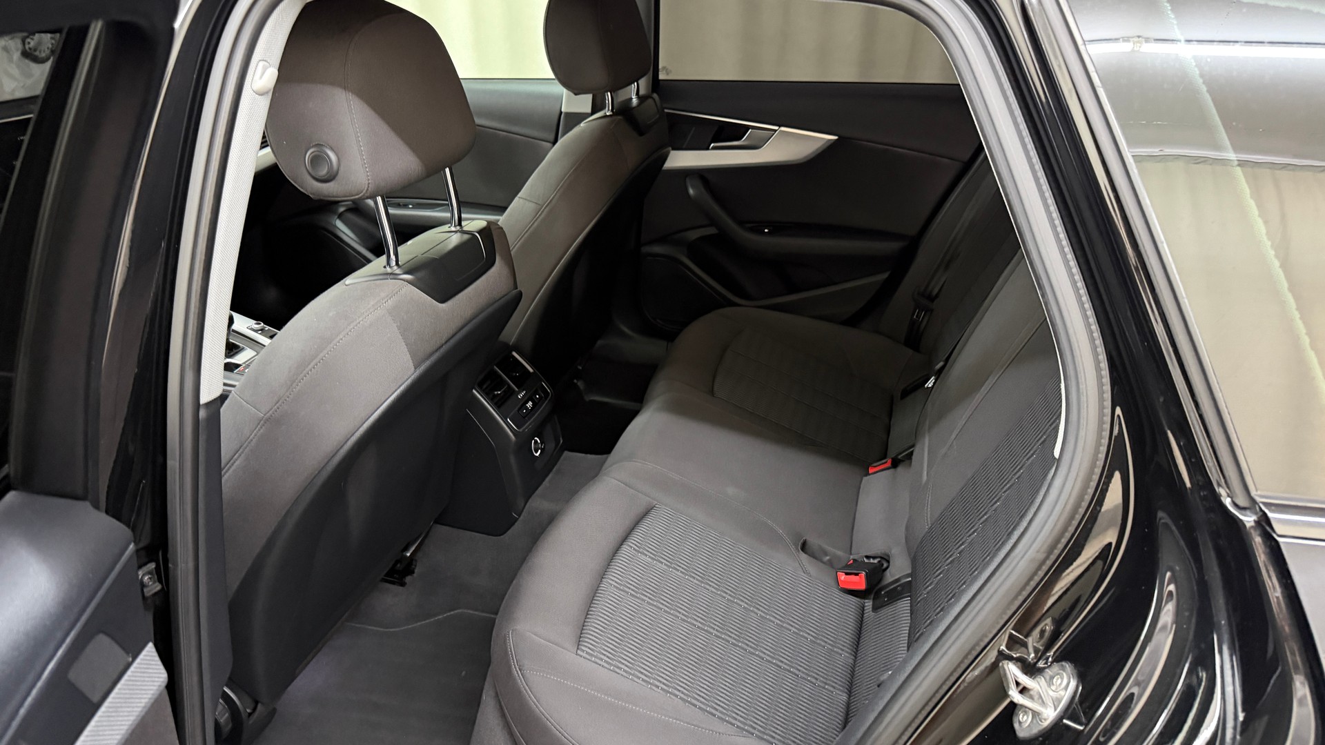 AUDI A4 Avant 40 TDI Design quattro S-tronic-image-7