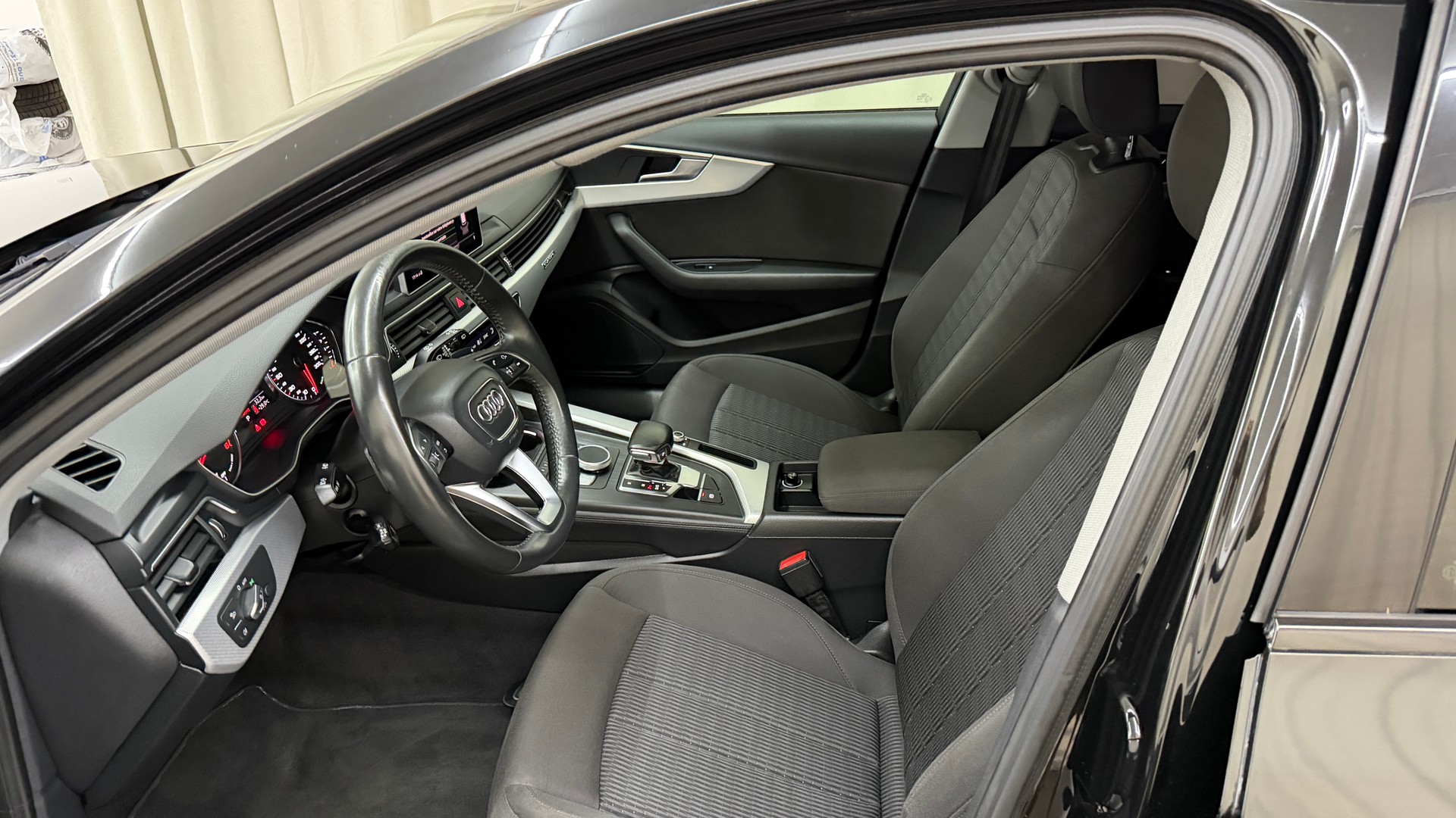 AUDI A4 Avant 40 TDI Design quattro S-tronic-image-6
