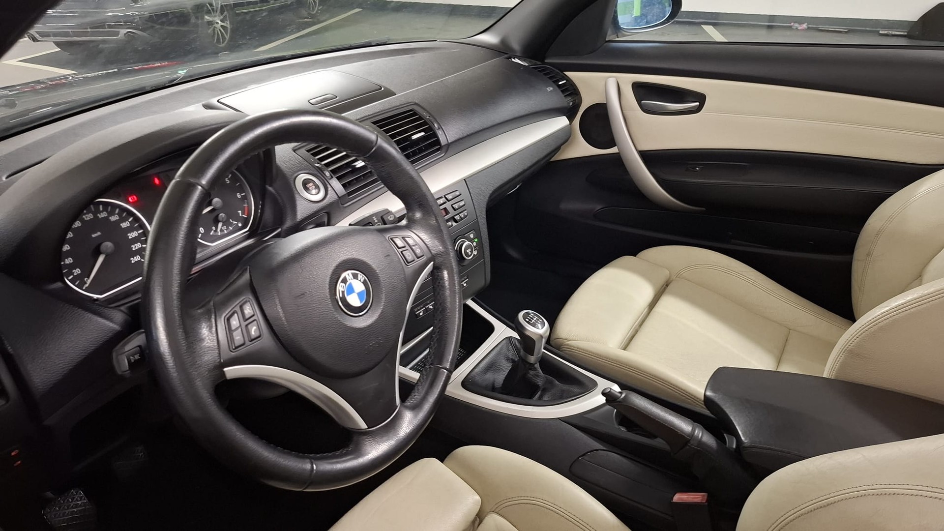 BMW 118i Cabrio-image-10