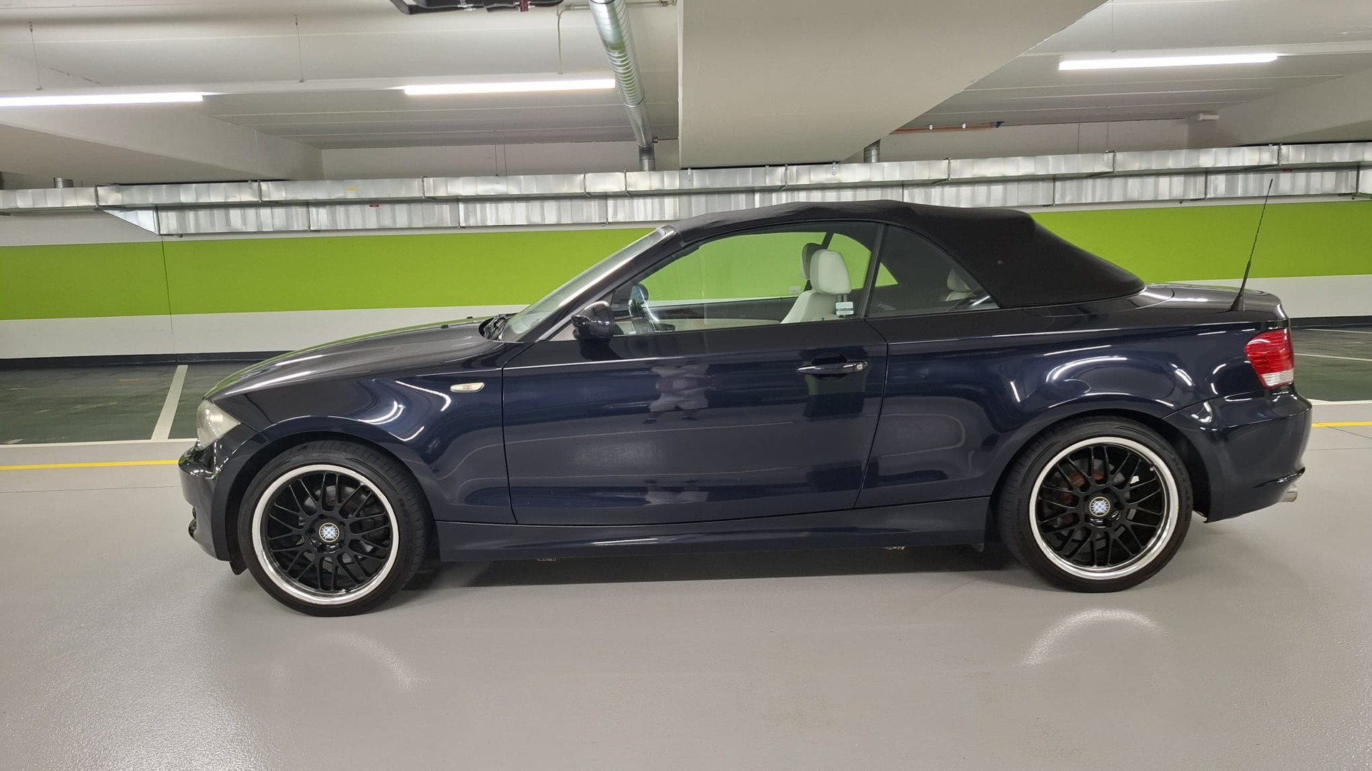 BMW 118i Cabrio-image-6