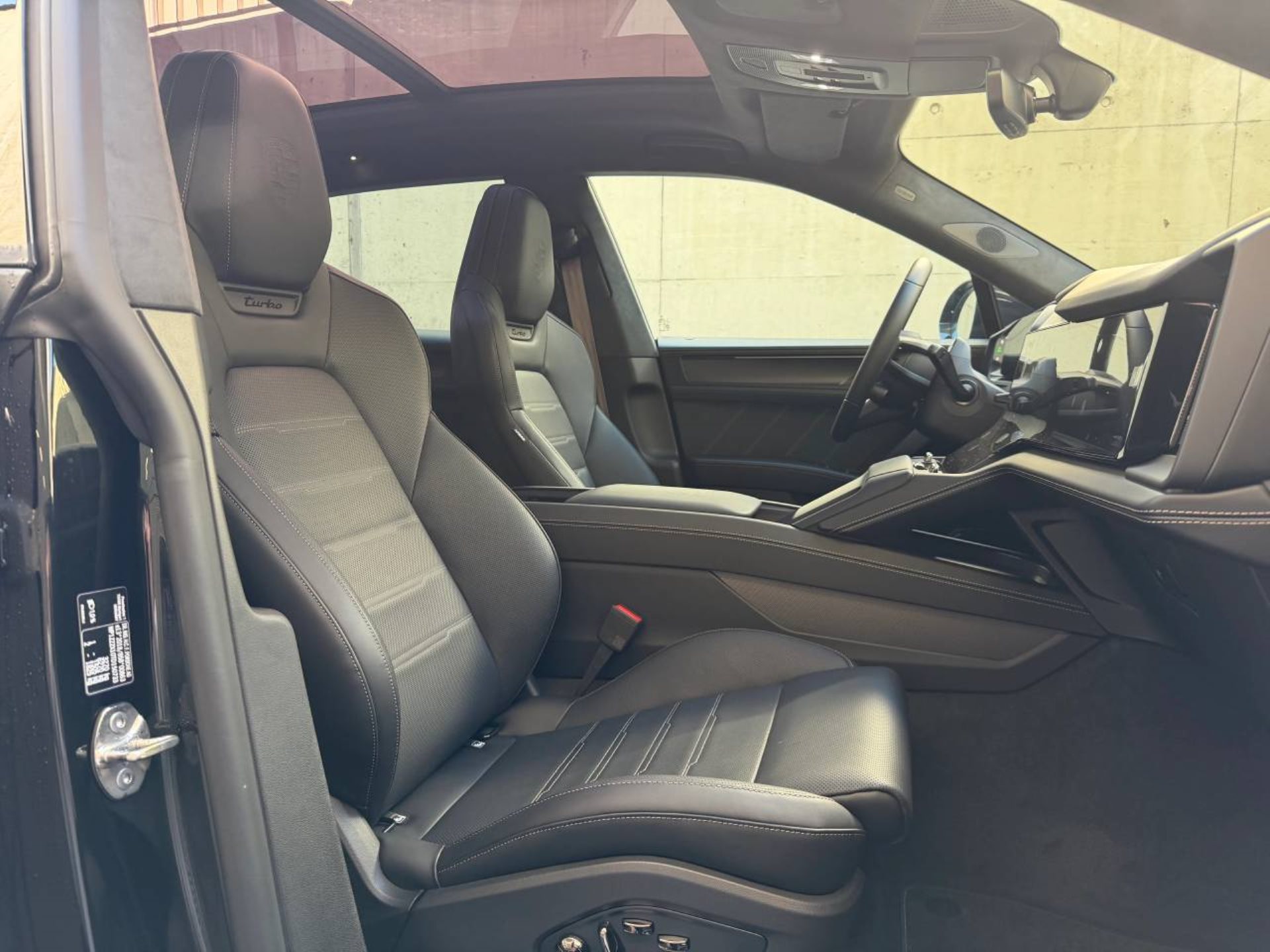 PORSCHE Cayenne Turbo Electric-image-17