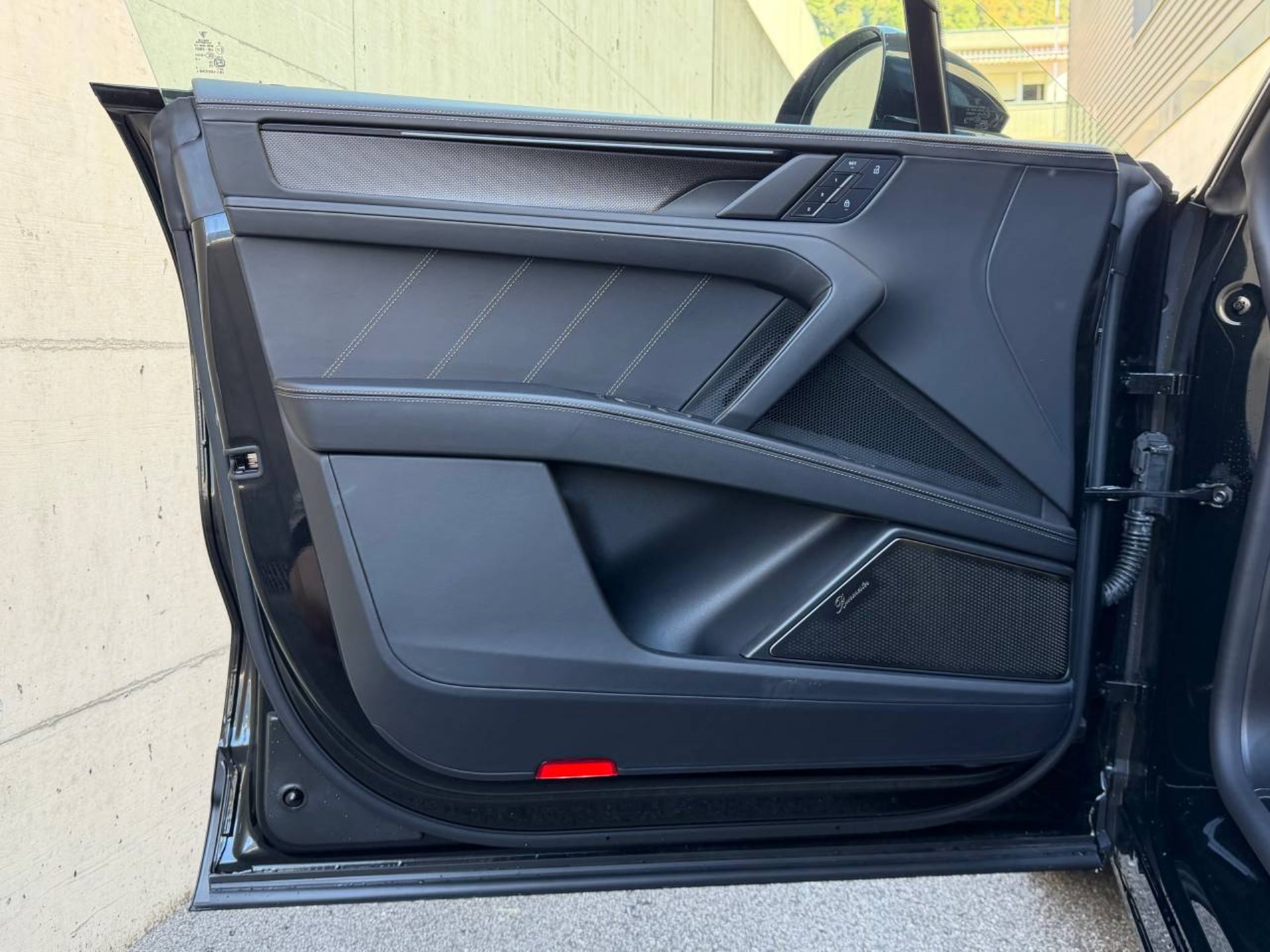 PORSCHE Cayenne Turbo Electric-image-31