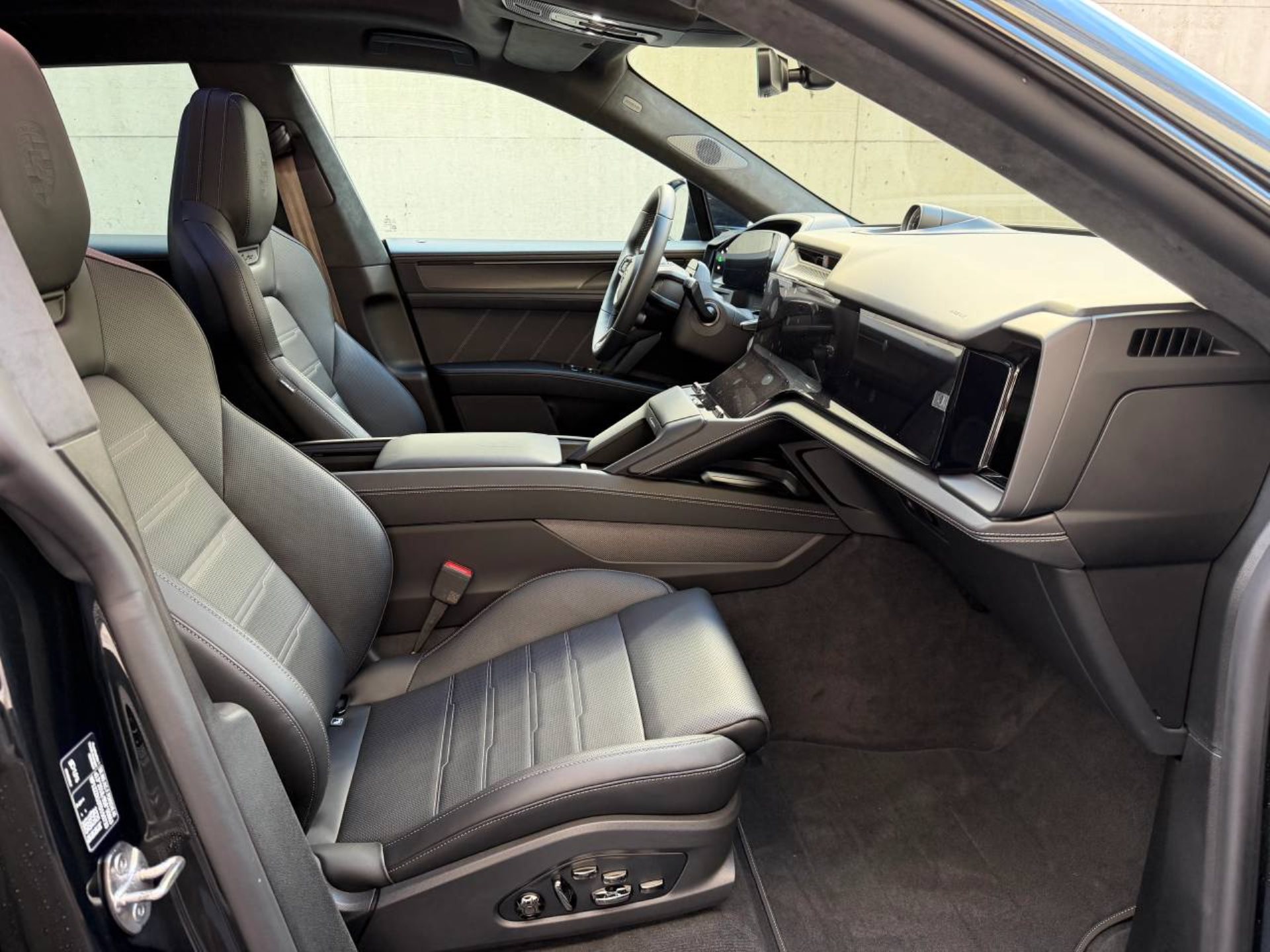 PORSCHE Cayenne Turbo Electric-image-18