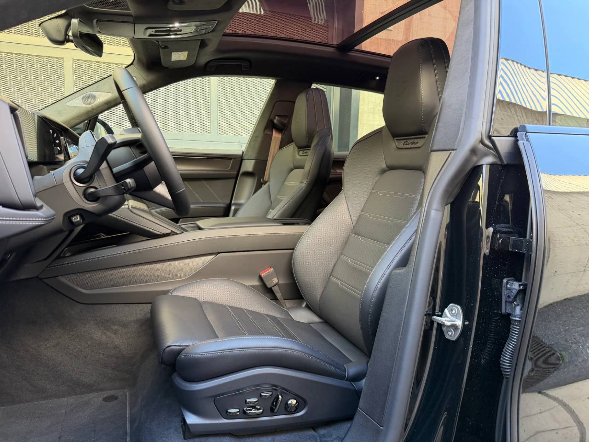 PORSCHE Cayenne Turbo Electric-image-16