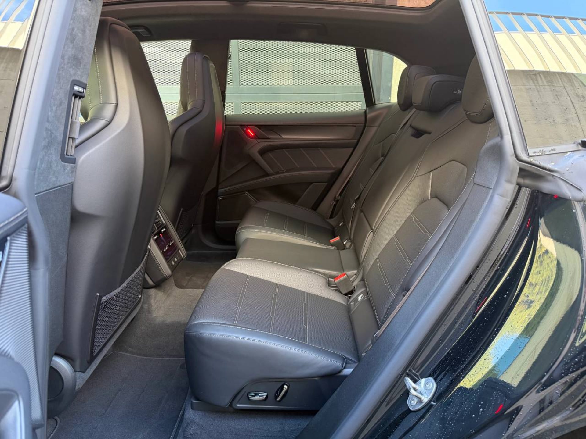 PORSCHE Cayenne Turbo Electric-image-19