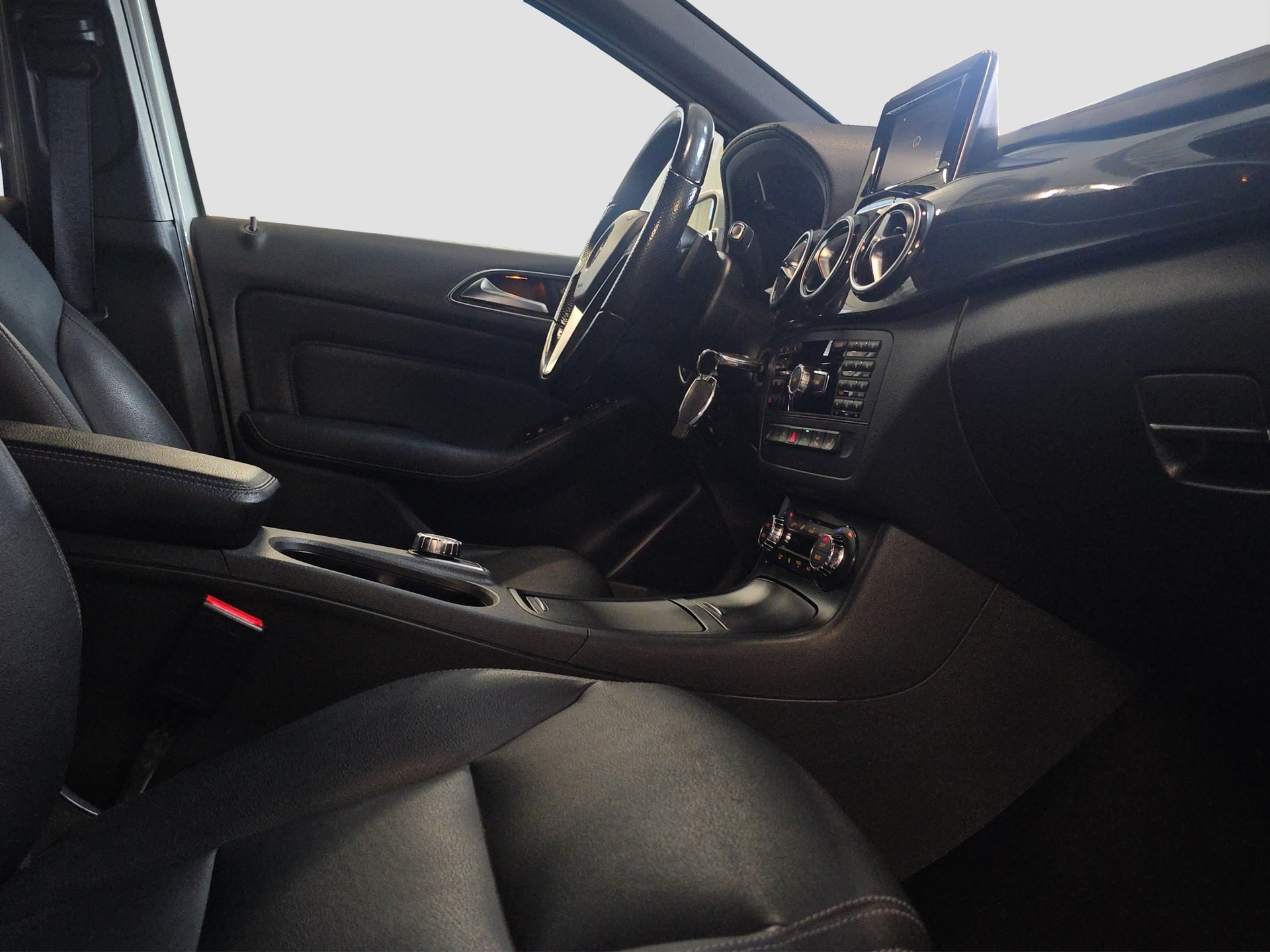 MERCEDES-BENZ B 220 4Matic 7G-DCT-image-14