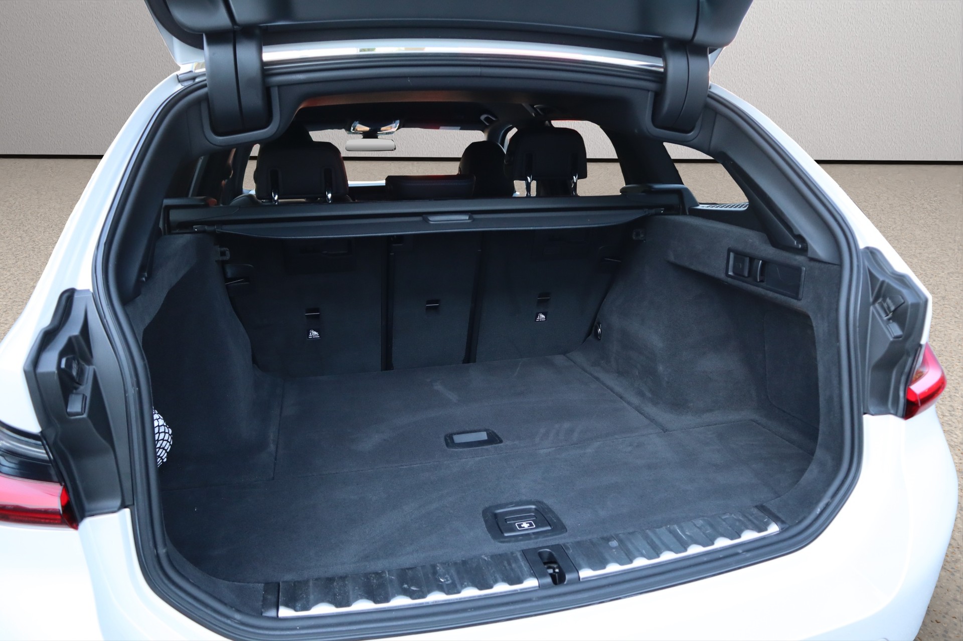 BMW 330d xDrive 48V Touring Steptronic M Sport-image-12