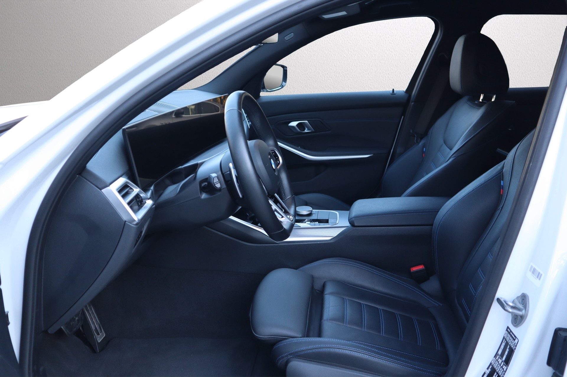 BMW 330d xDrive 48V Touring Steptronic M Sport-image-3
