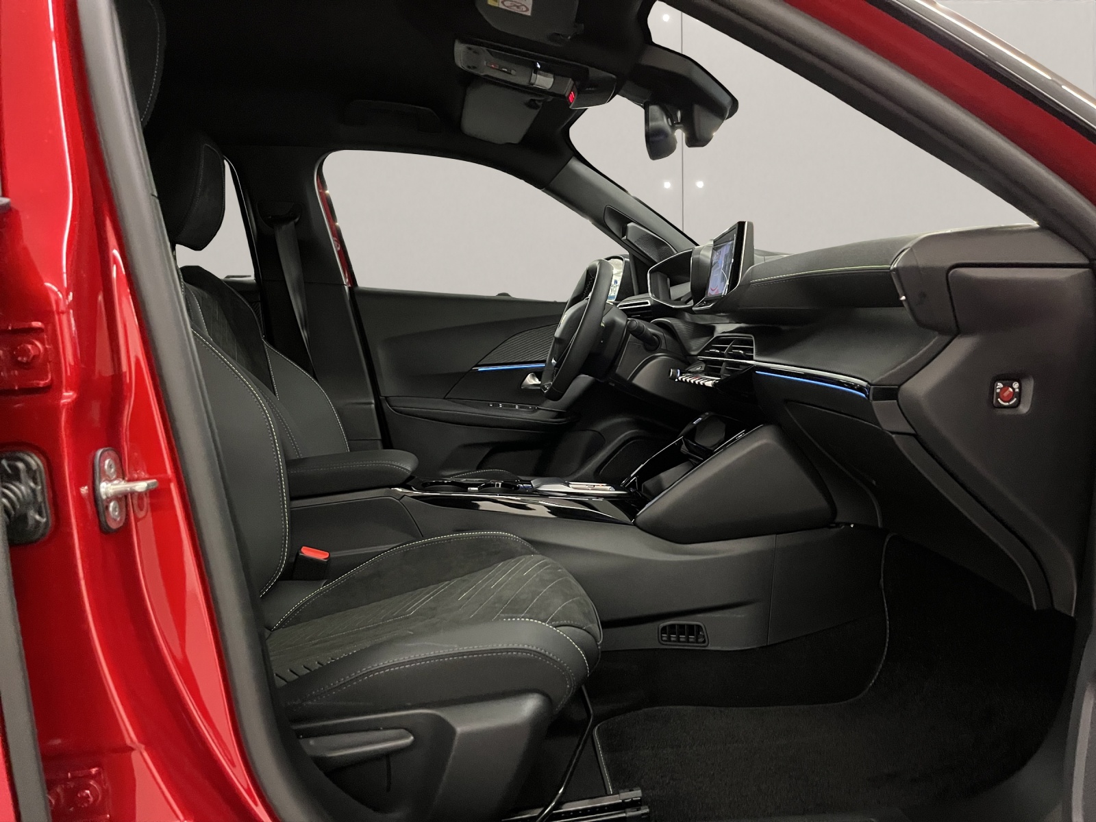 PEUGEOT 2008 1.2 Hybrid 145 GT-image-12