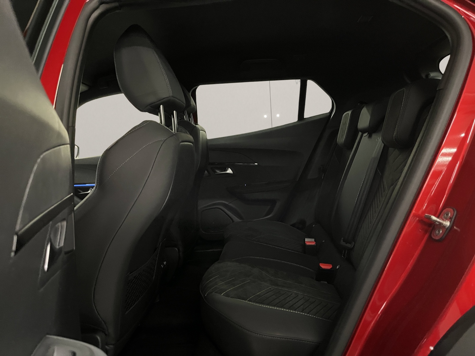 PEUGEOT 2008 1.2 Hybrid 145 GT-image-13