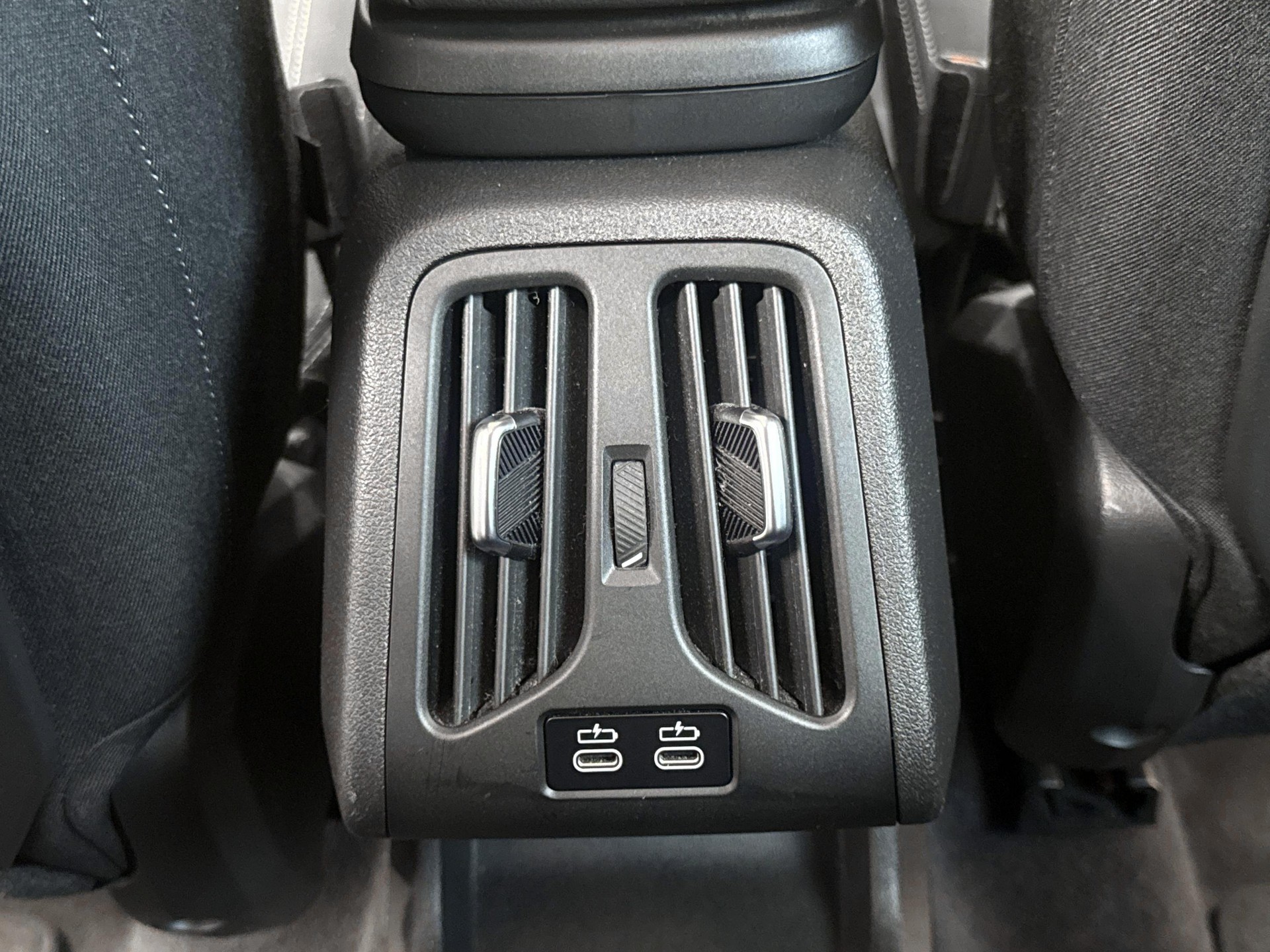 BMW 218d Active Tourer-image-16