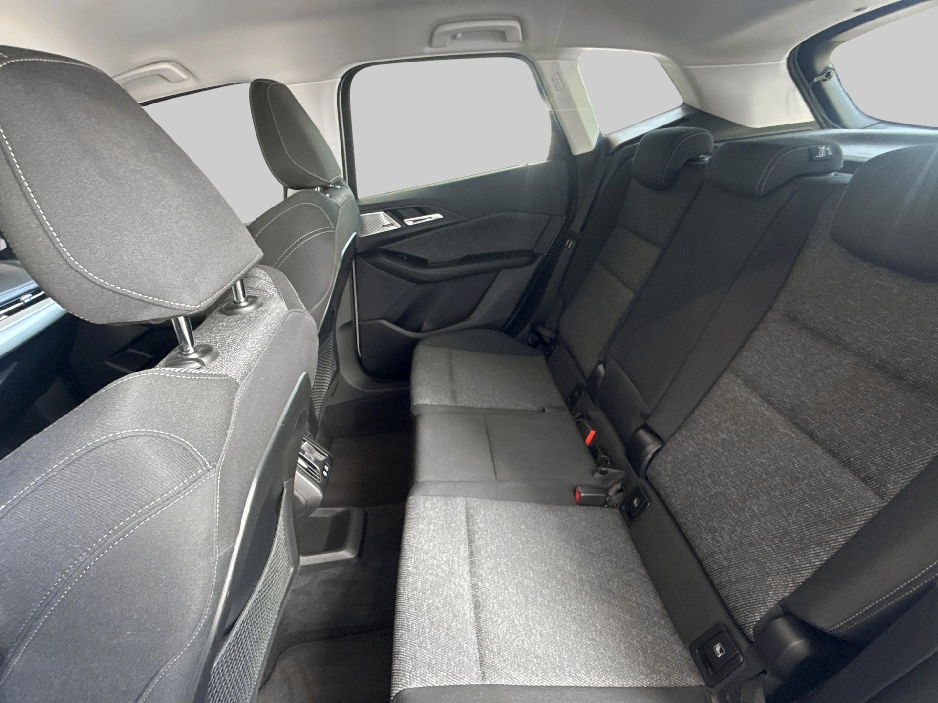 BMW 218d Active Tourer-image-17