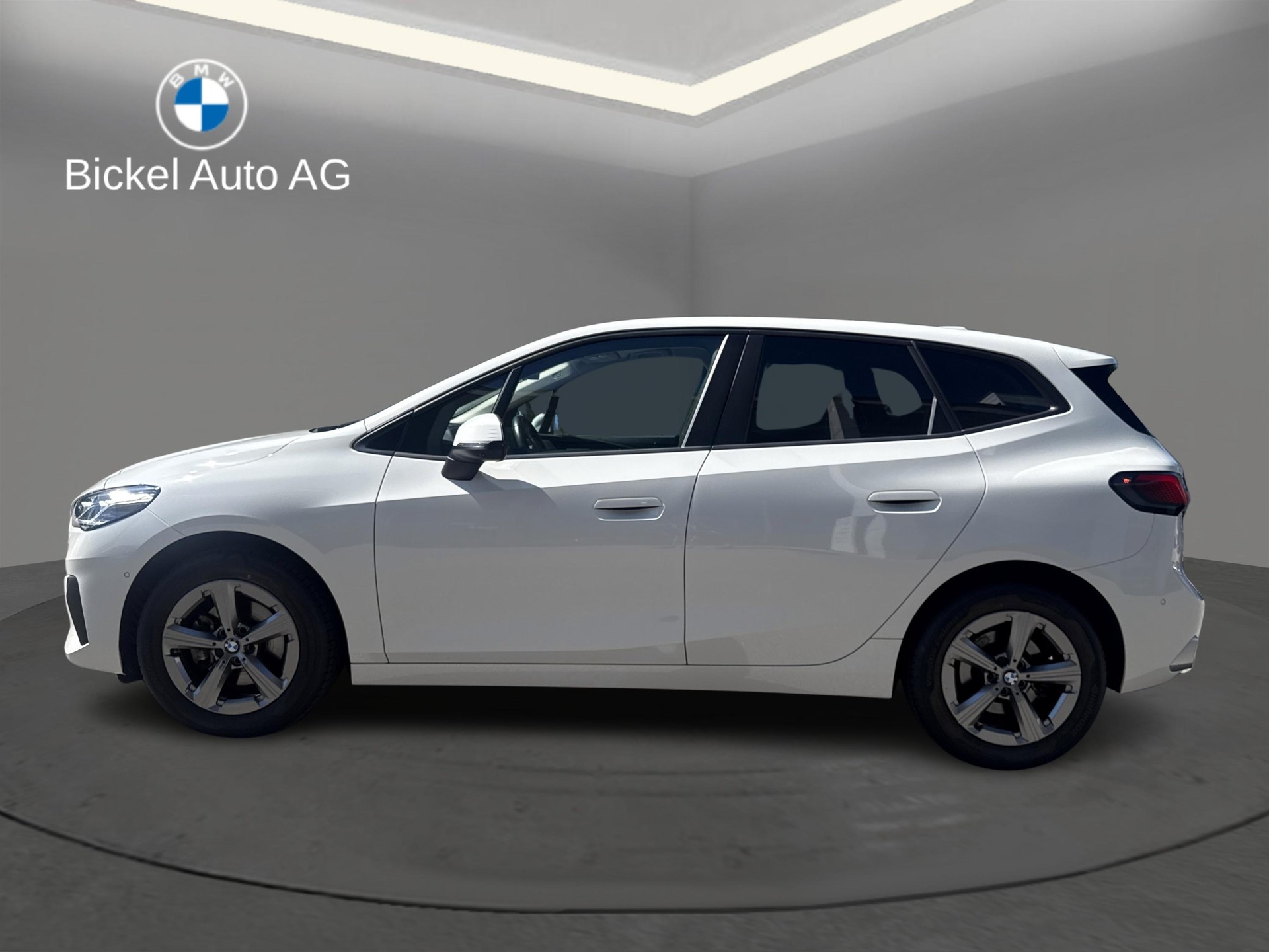 BMW 218d Active Tourer-showroom-element-3