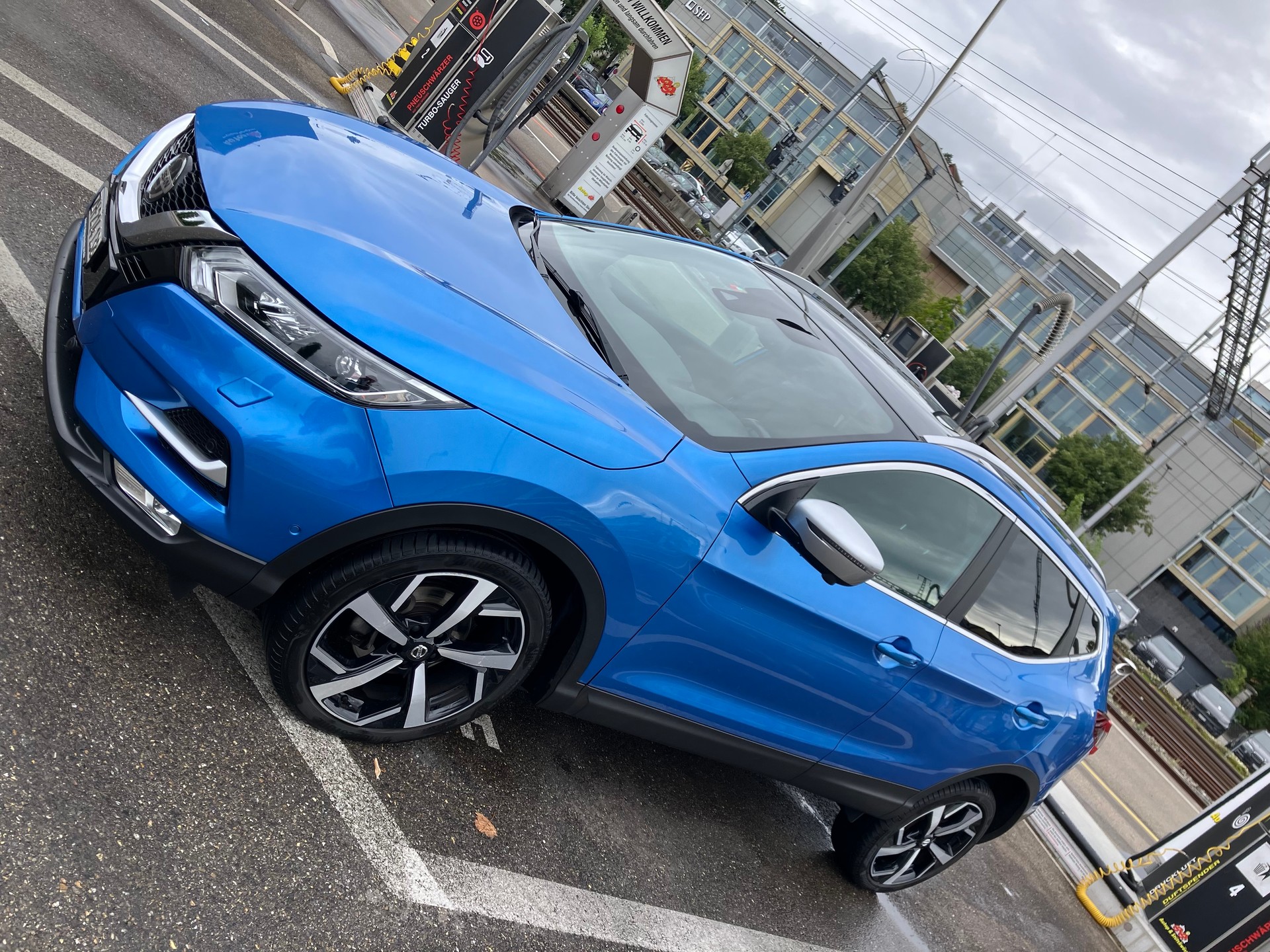 NISSAN Qashqai 1.7 dCi Tekna+ 4x4-image-2