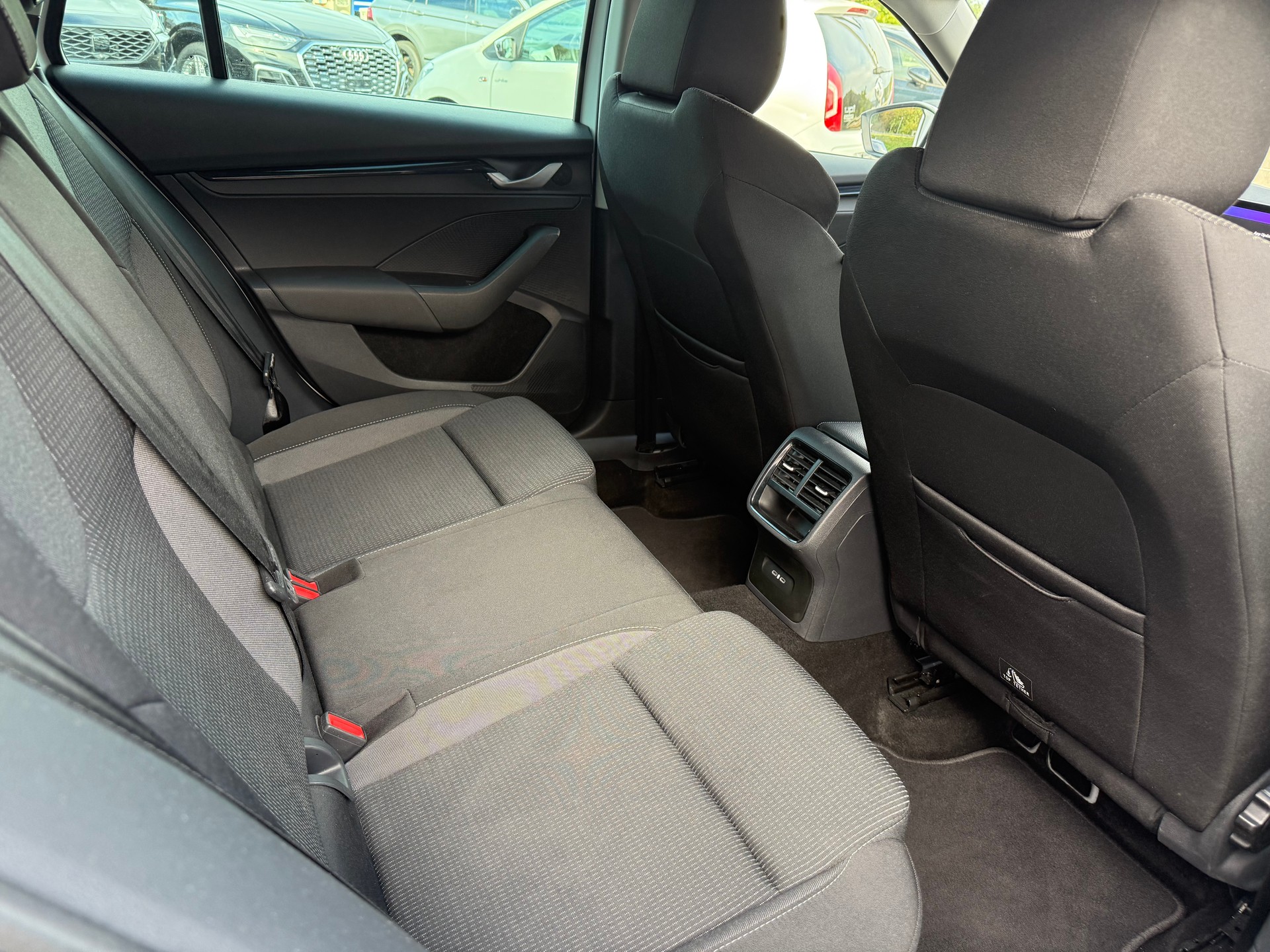 SKODA Octavia Combi 1.5 TSI mHEV DSG Selection-image-13