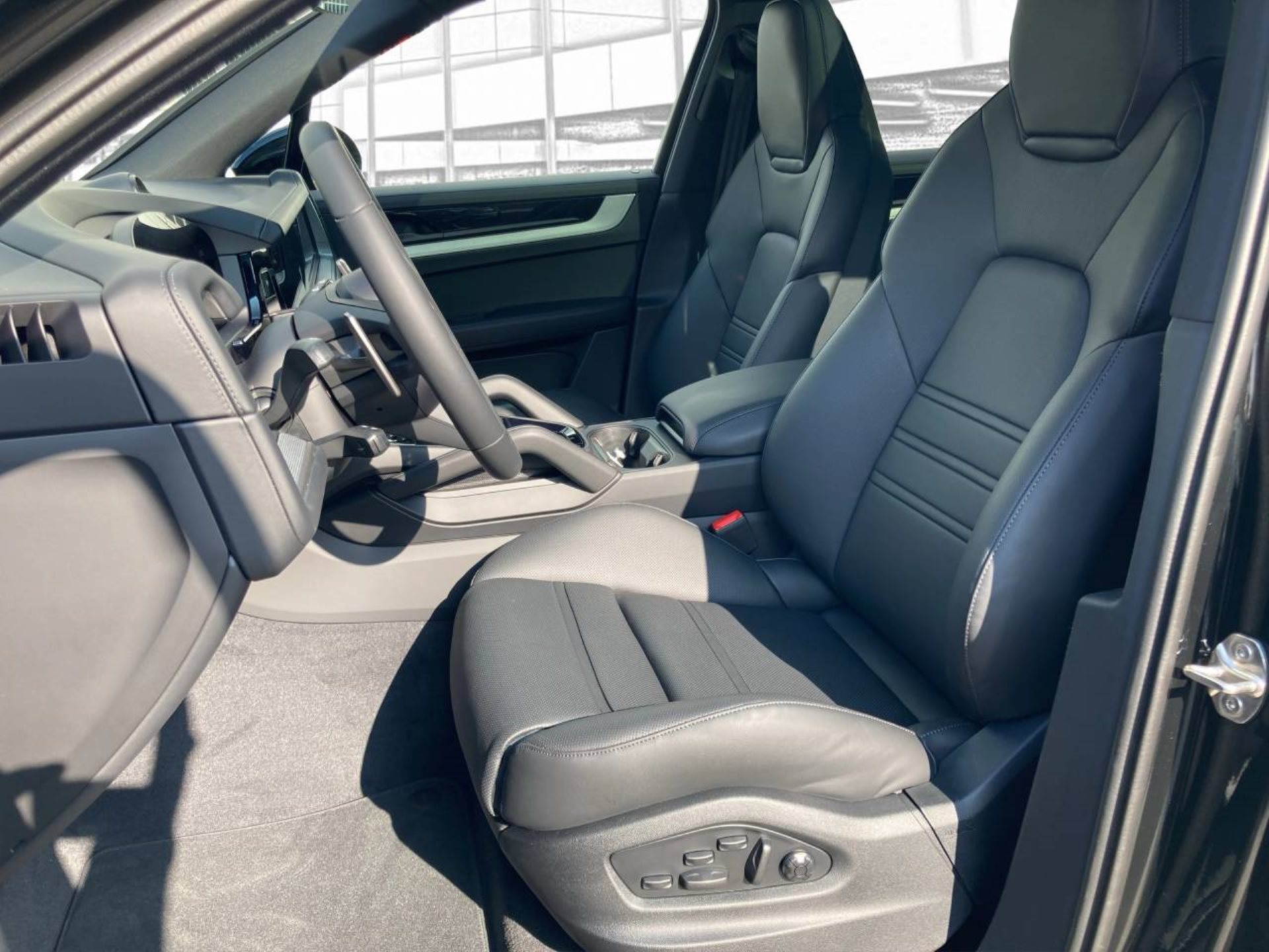 PORSCHE Cayenne E-Hybrid-image-3