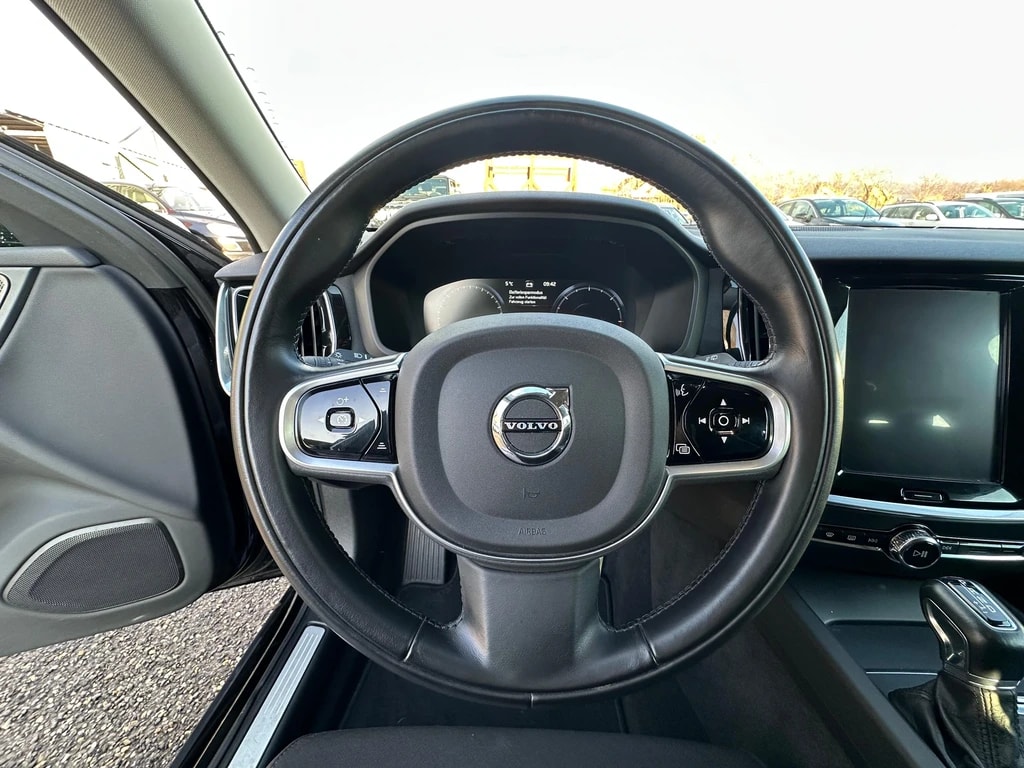 VOLVO V60 D4 Momentum Geartronic-image-6