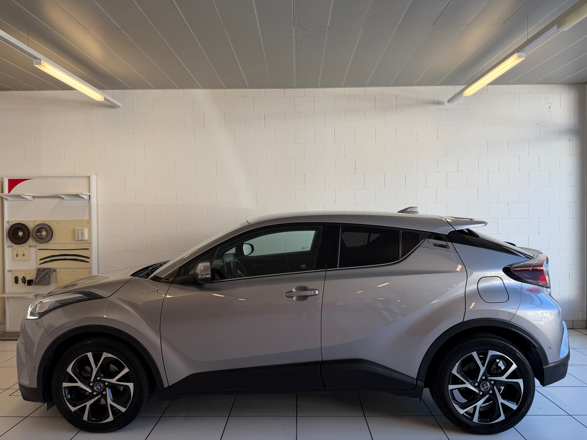 TOYOTA C-HR 1.8 HSD CVT Trend-image-1