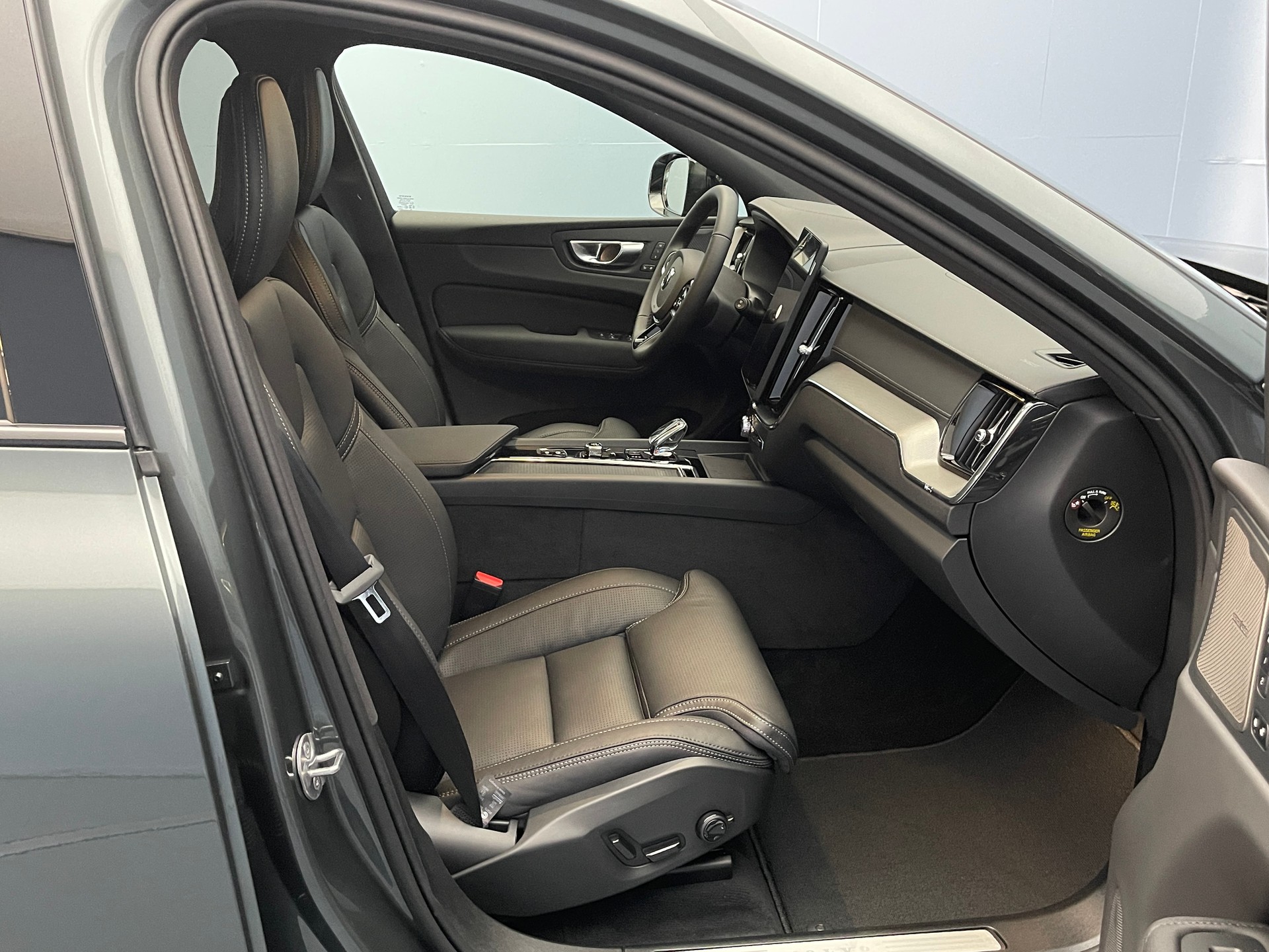 VOLVO XC60 2.0 T6 TE Ultra Dark eAWD-image-9