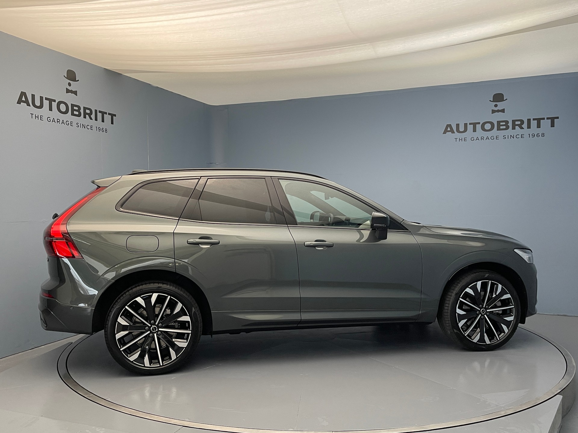 VOLVO XC60 2.0 T6 TE Ultra Dark eAWD-image-1