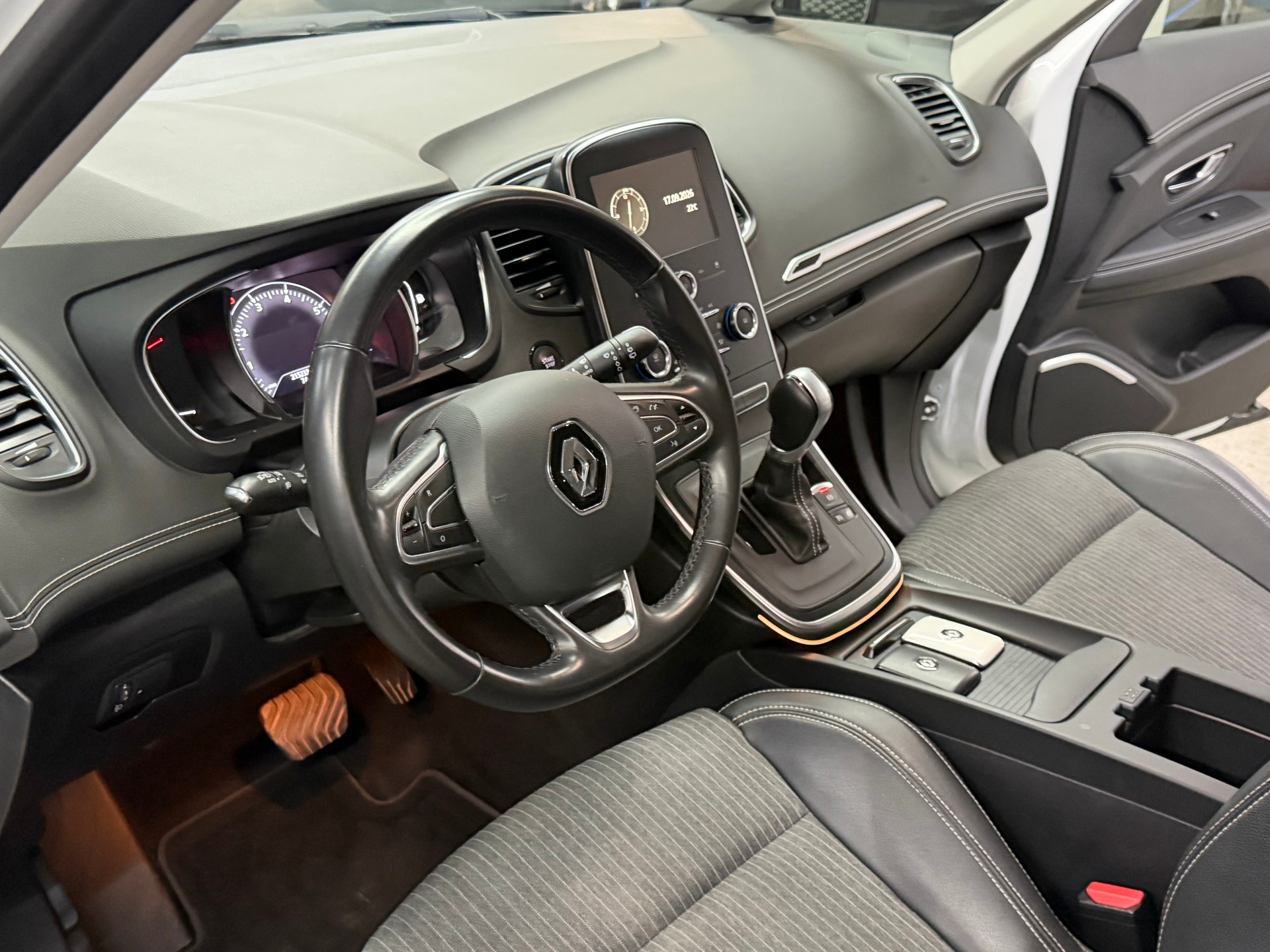 RENAULT Grand Scénic 1.3 16V Turbo Intens EDC-image-13