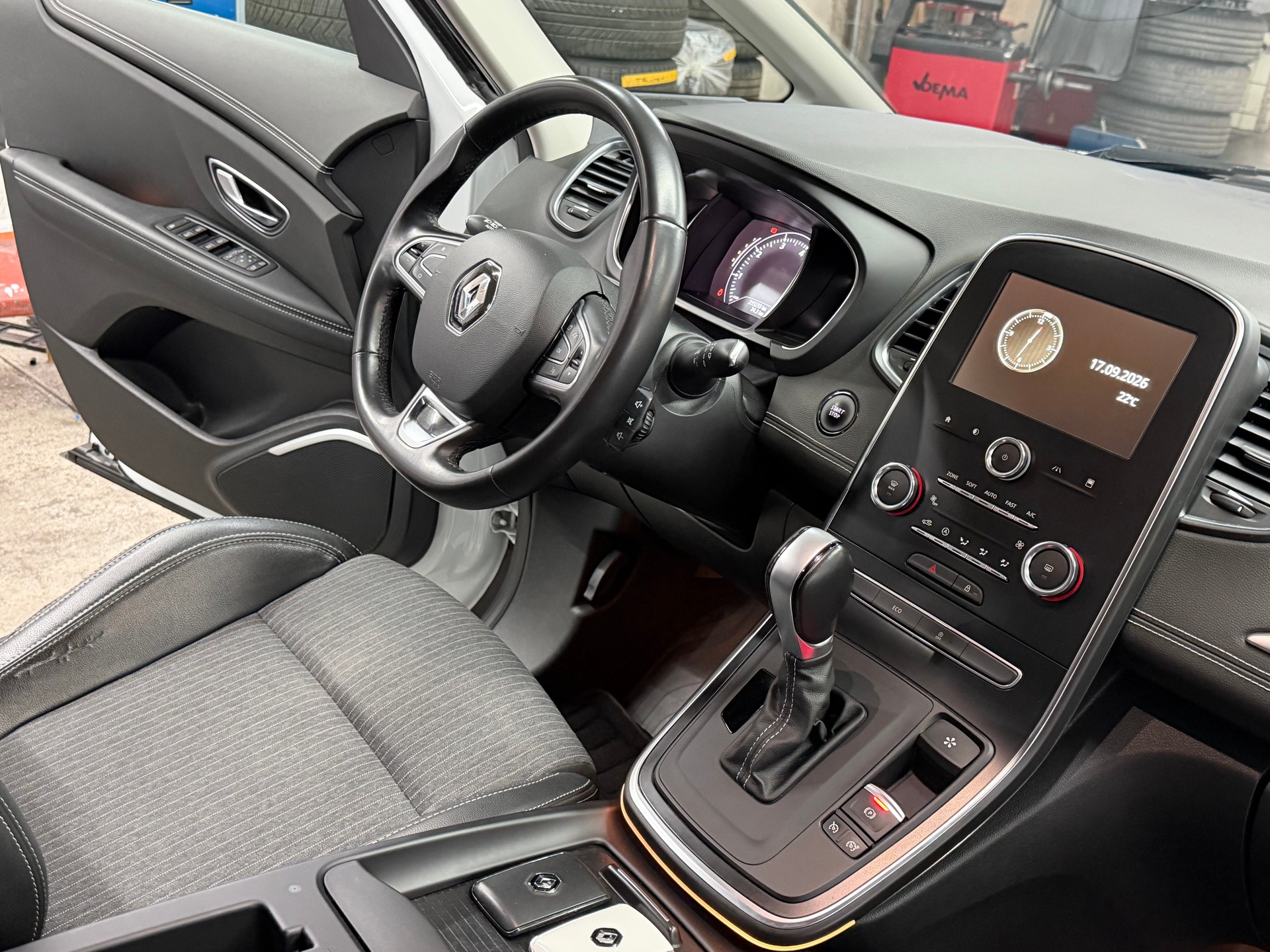 RENAULT Grand Scénic 1.3 16V Turbo Intens EDC-image-6