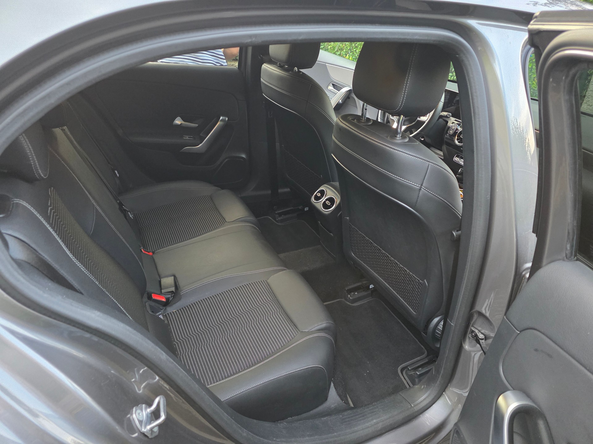 MERCEDES-BENZ A 180 Edition-image-5